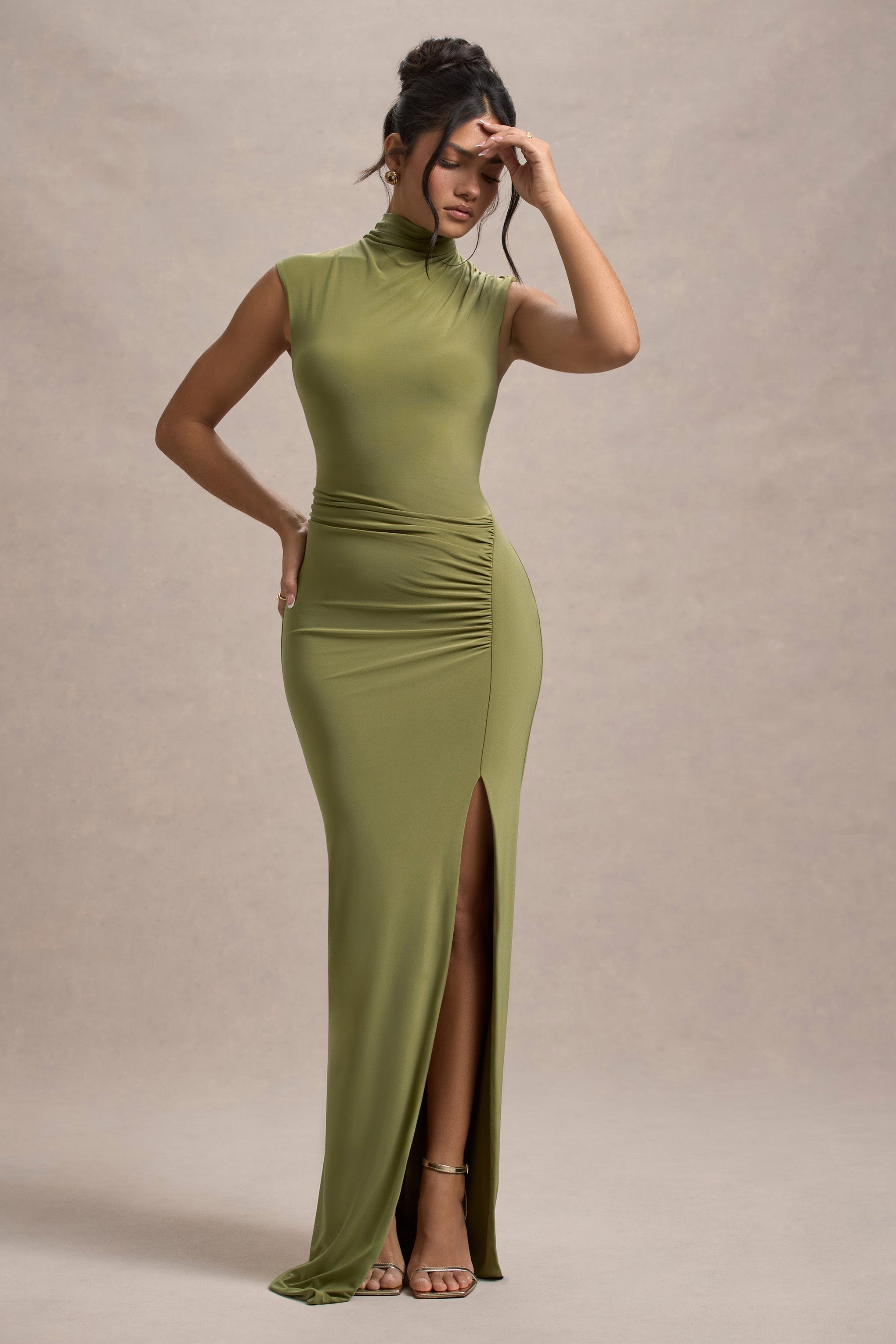 Lanetta | Olivfarbenes Maxikleid mit Raffung, hohem Kragen und Schlitz