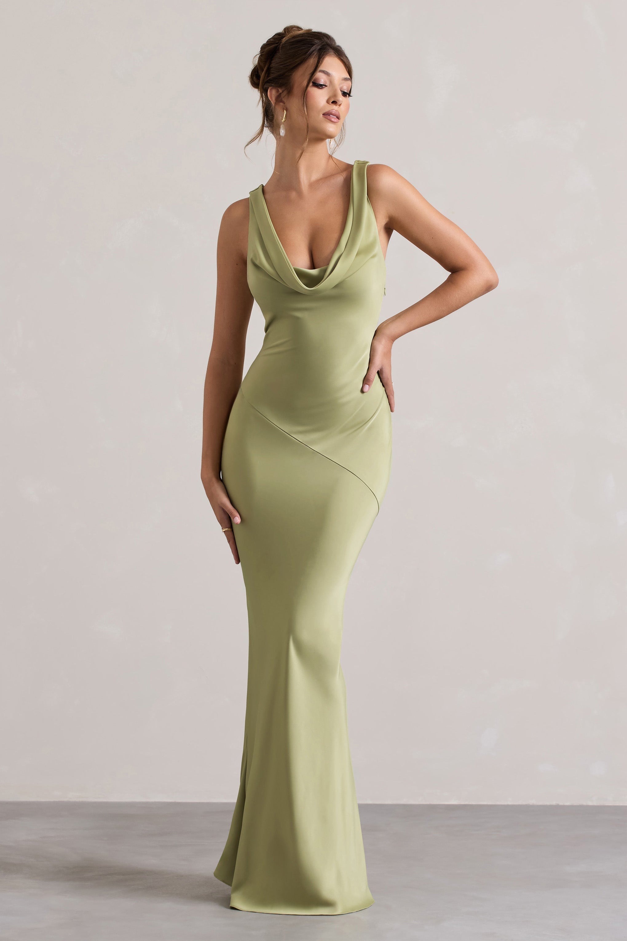 Alesso | Hellolivfarbiges Satin-Maxikleid mit Wasserfallausschnitt