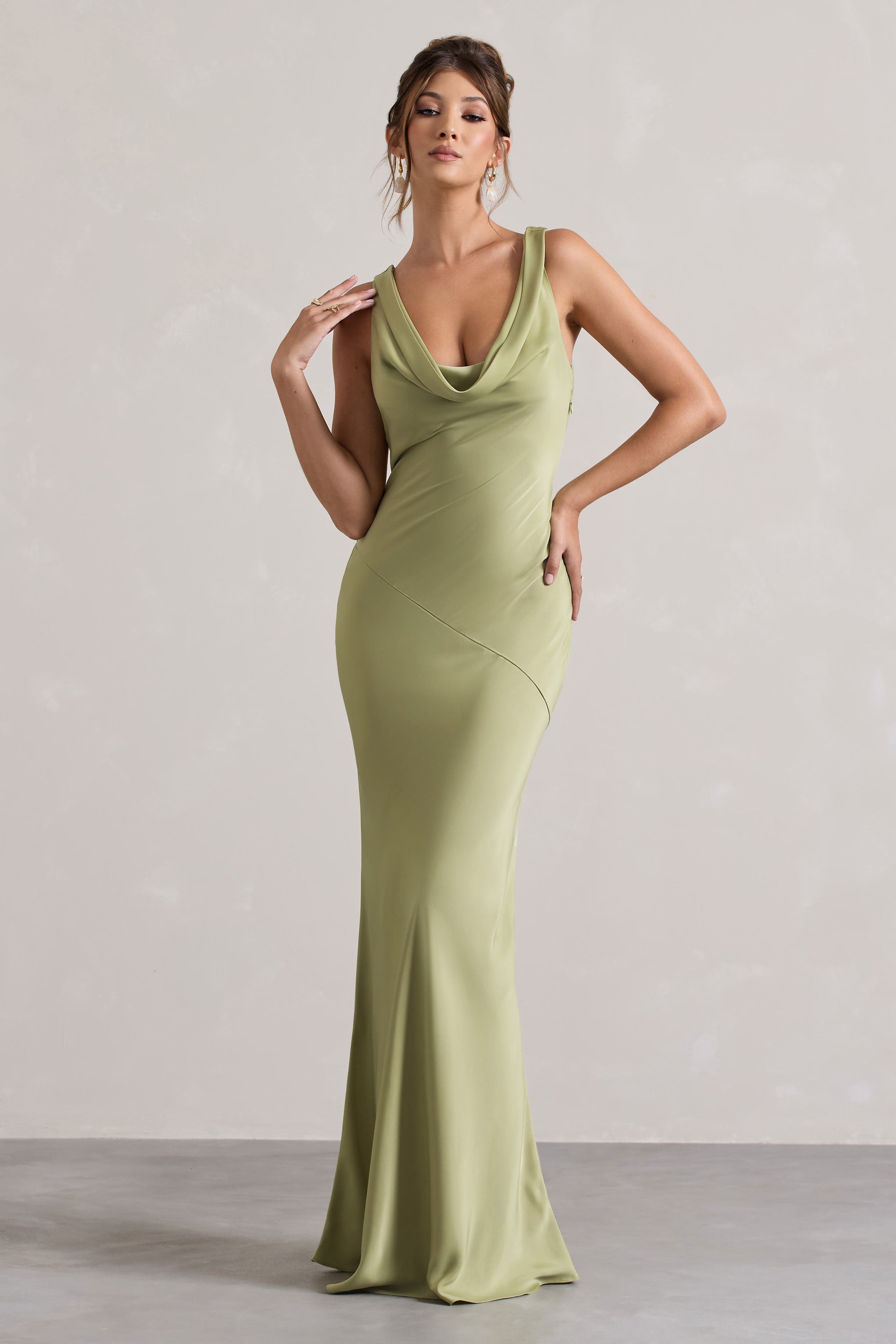 Alesso | Hellolivfarbiges Satin-Maxikleid mit Wasserfallausschnitt