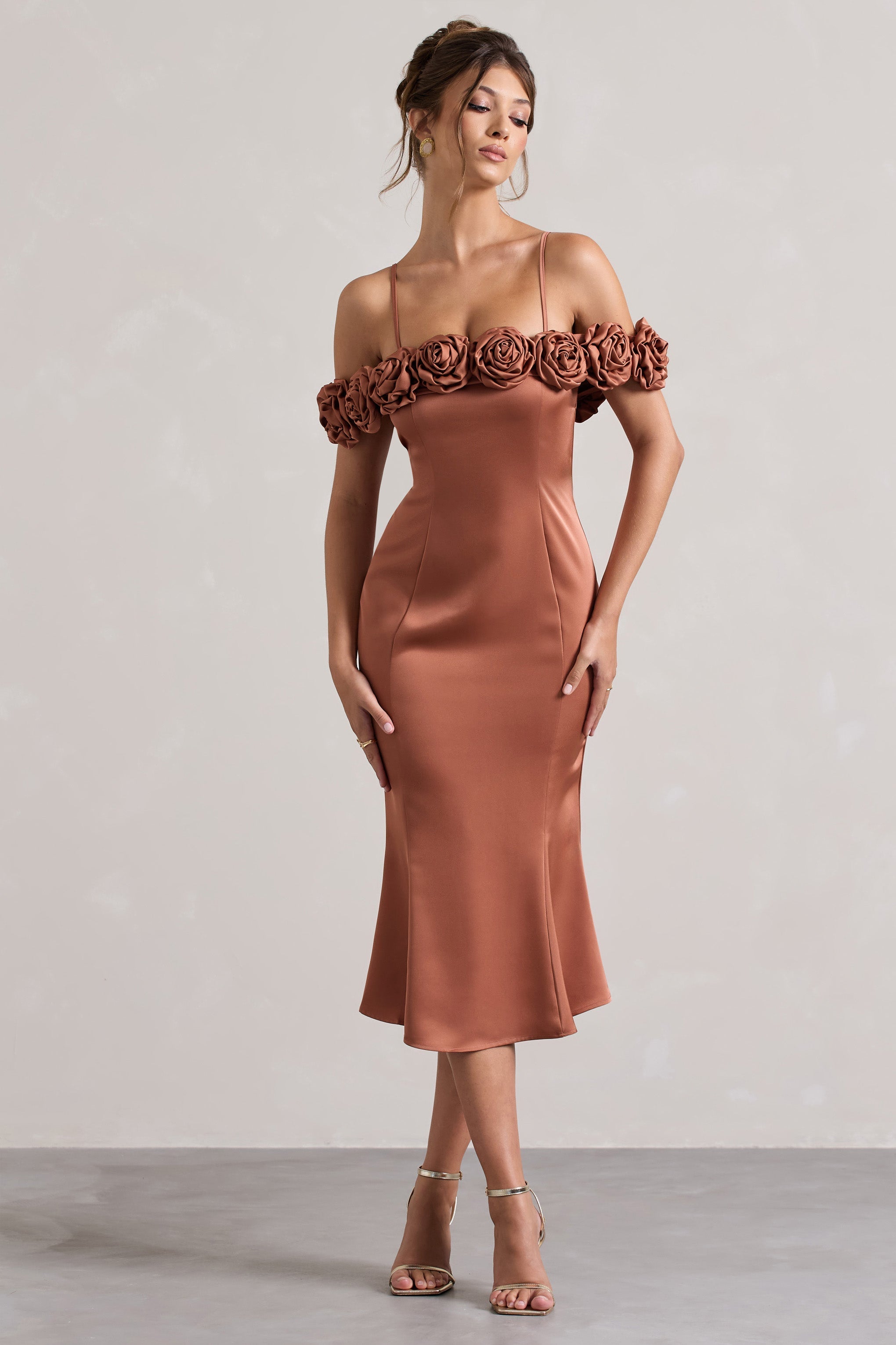 Petunia | Rostfarbenes Satin-Bardot-Midikleid mit Blumenmuster