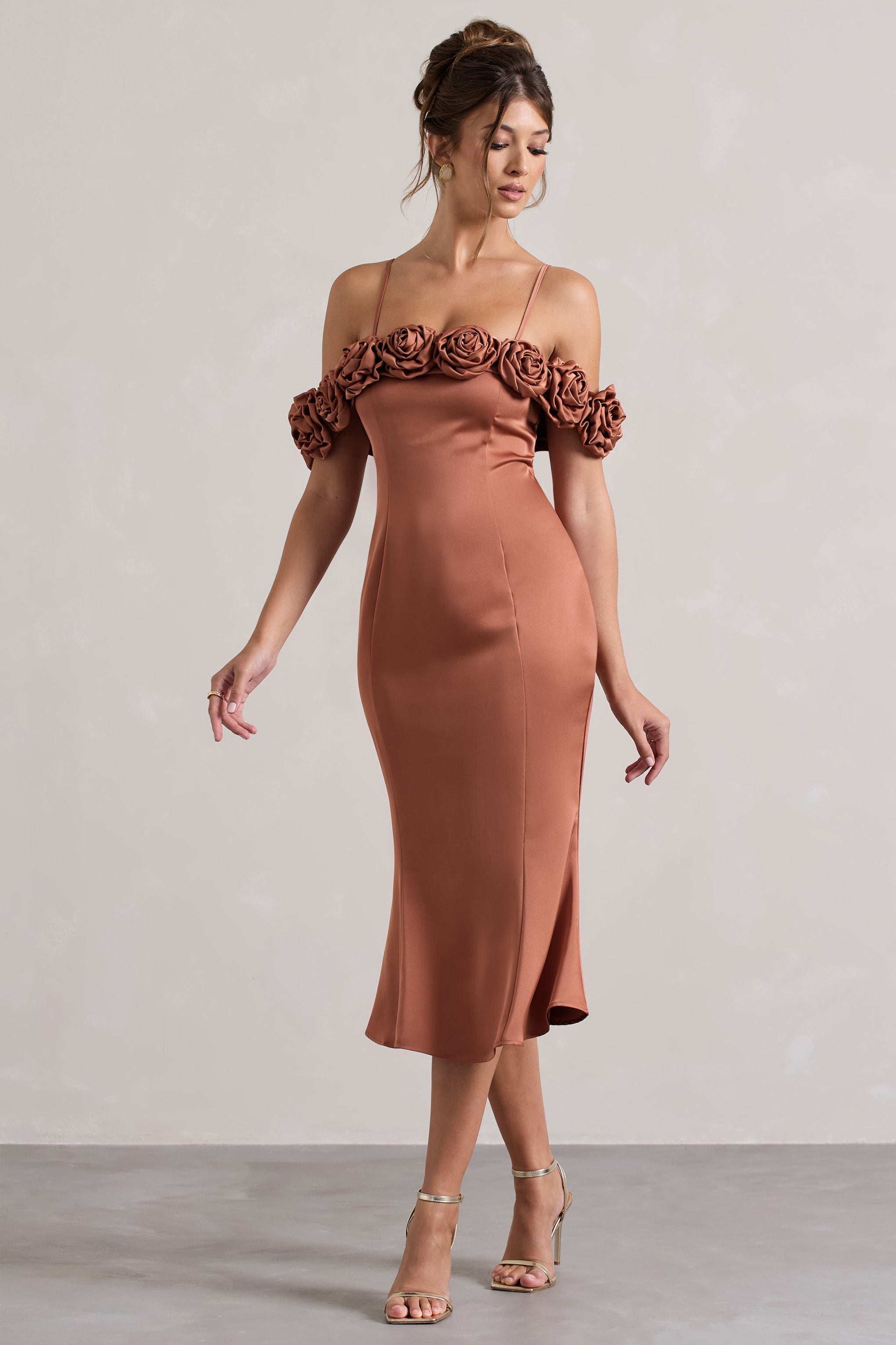 Petunia | Rostfarbenes Satin-Bardot-Midikleid mit Blumenmuster