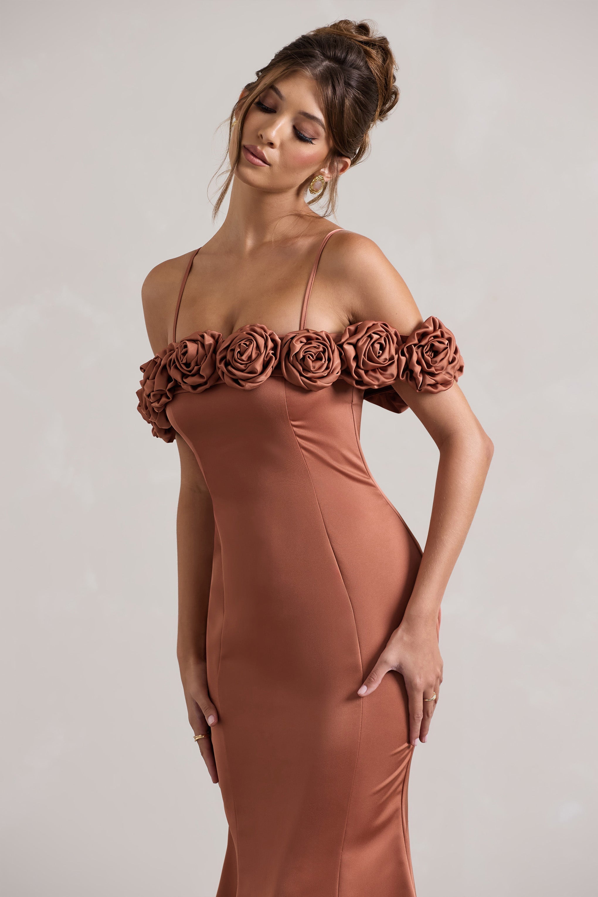 Petunia | Rostfarbenes Satin-Bardot-Midikleid mit Blumenmuster