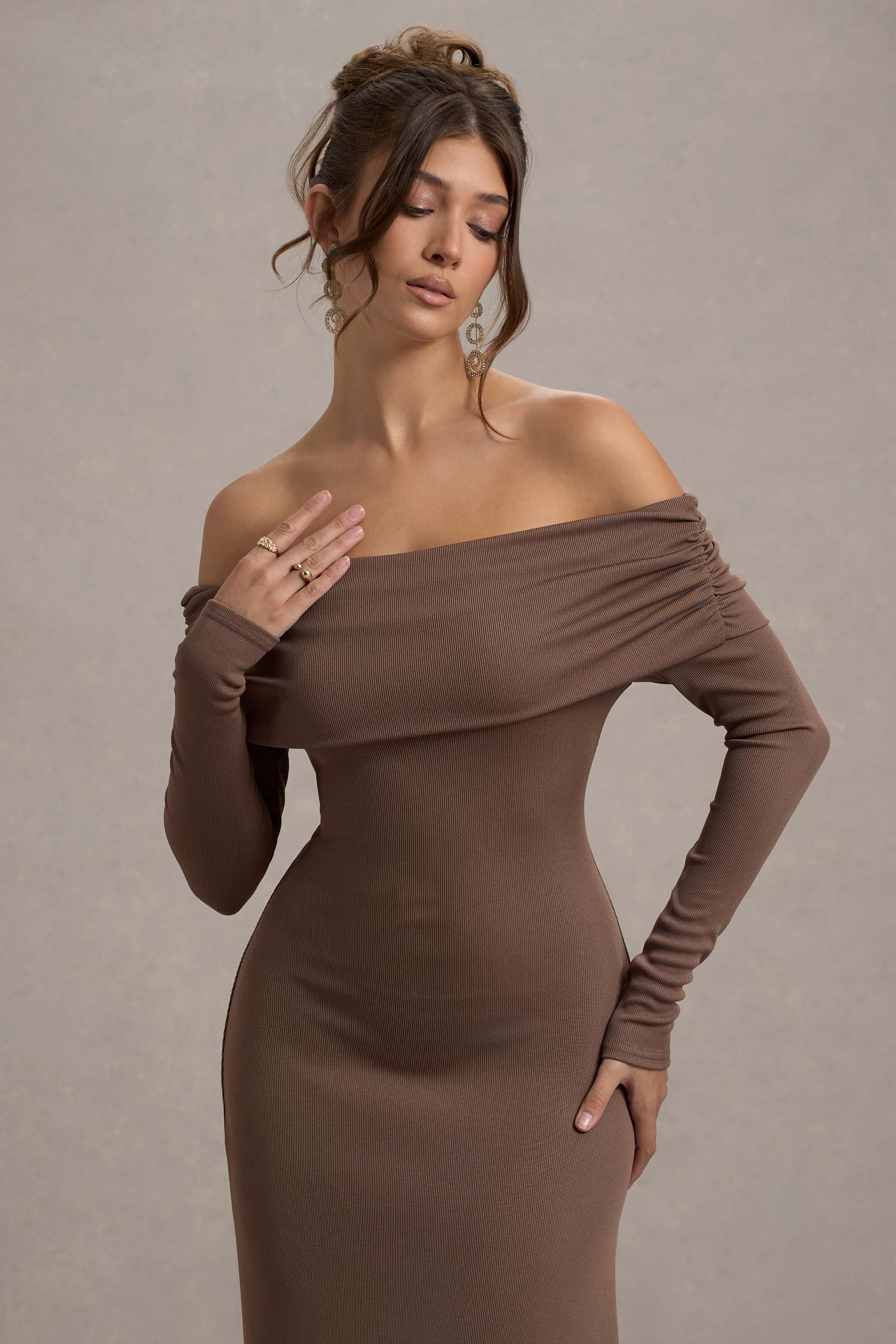 Romina | Mocha Rippenstrick Bardot Maxikleid mit asymmetrischem Saum