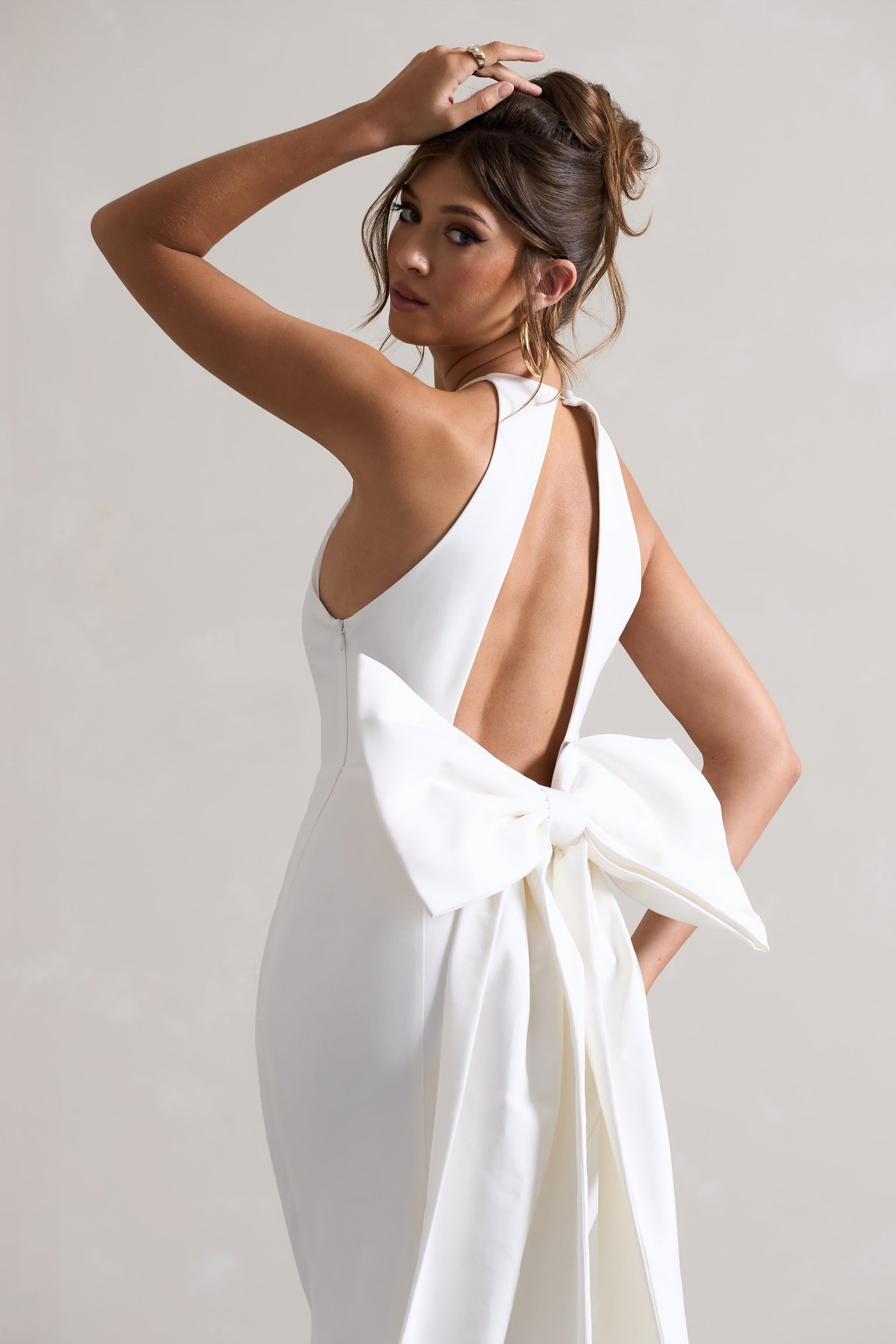 Bestow | Weißes Maxi-Kleid mit offenem Rücken und übergroßer weißer Schleife