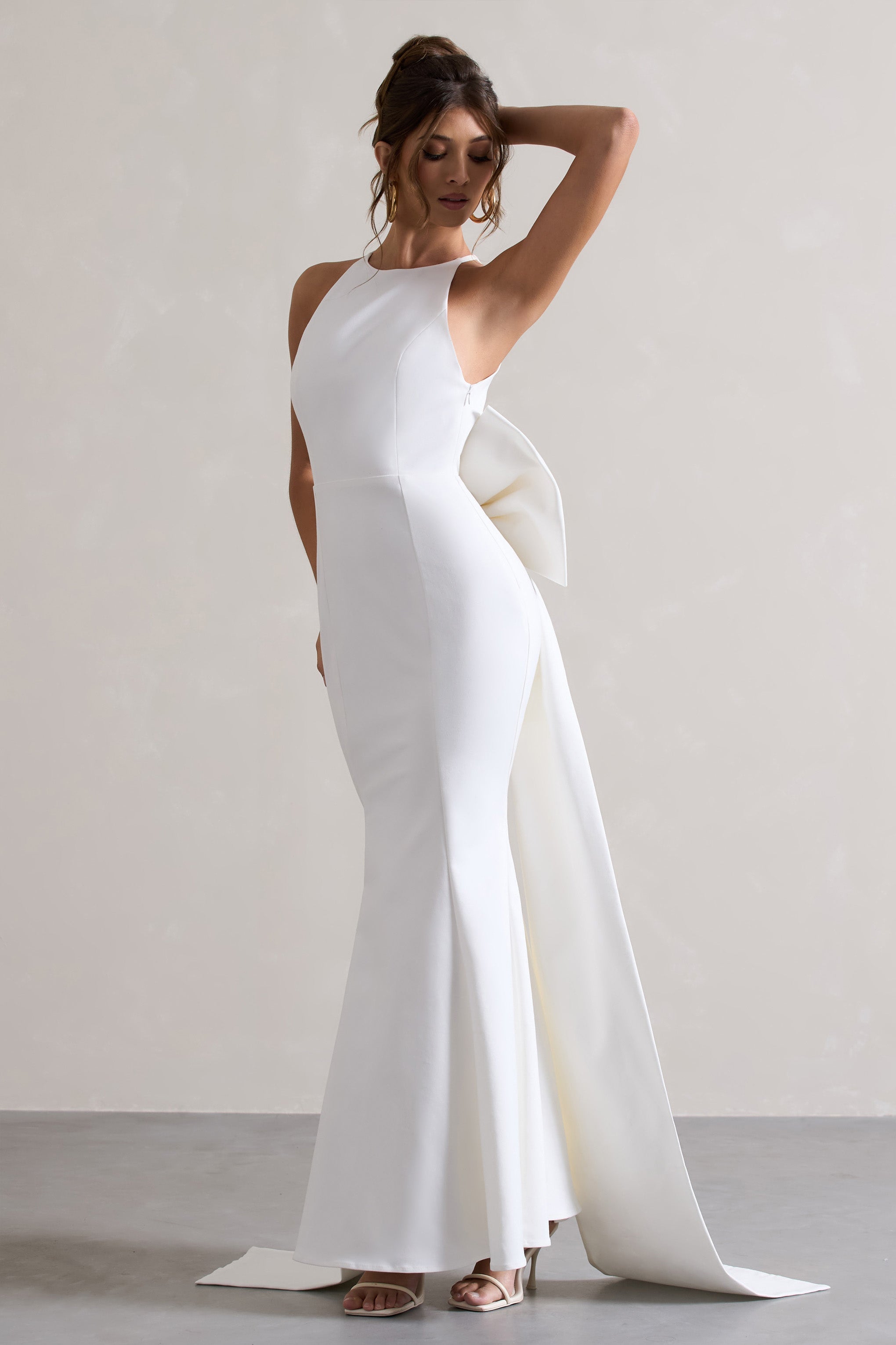 Bestow | Weißes Maxi-Kleid mit offenem Rücken und übergroßer weißer Schleife