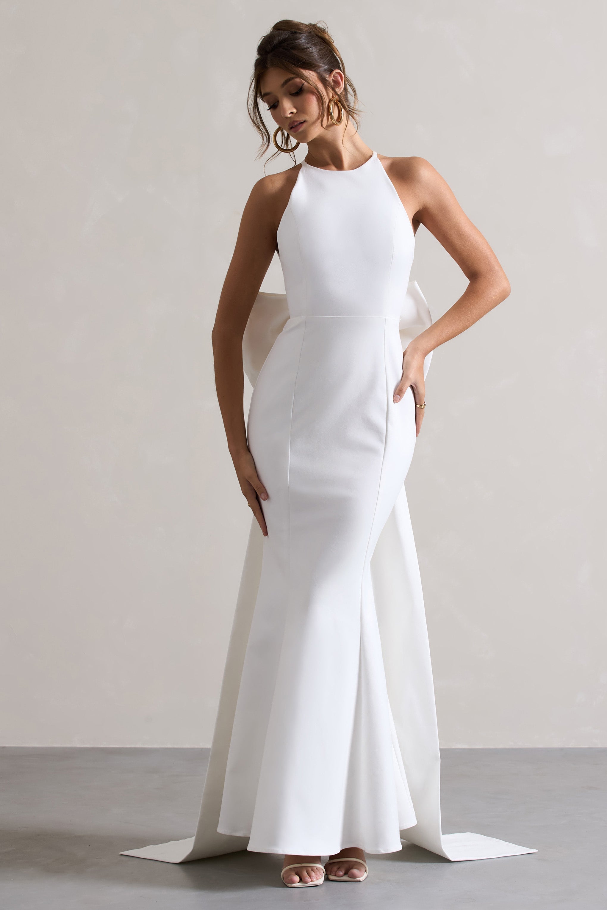 Bestow | Weißes Maxi-Kleid mit offenem Rücken und übergroßer weißer Schleife