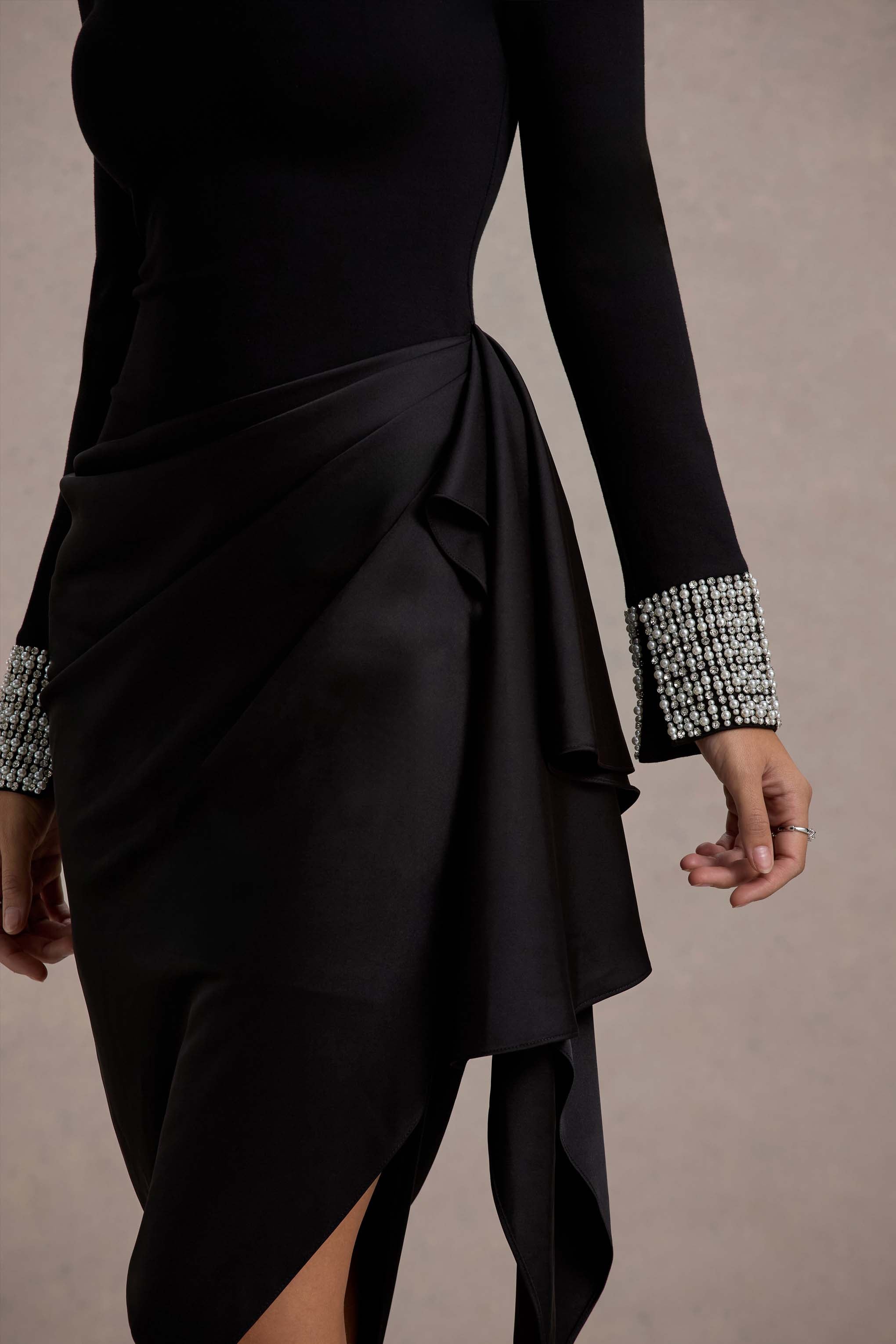 Luanna | Schwarzes Satinkleid mit langen Ärmeln und drapiertem Rock in Midi-Länge.