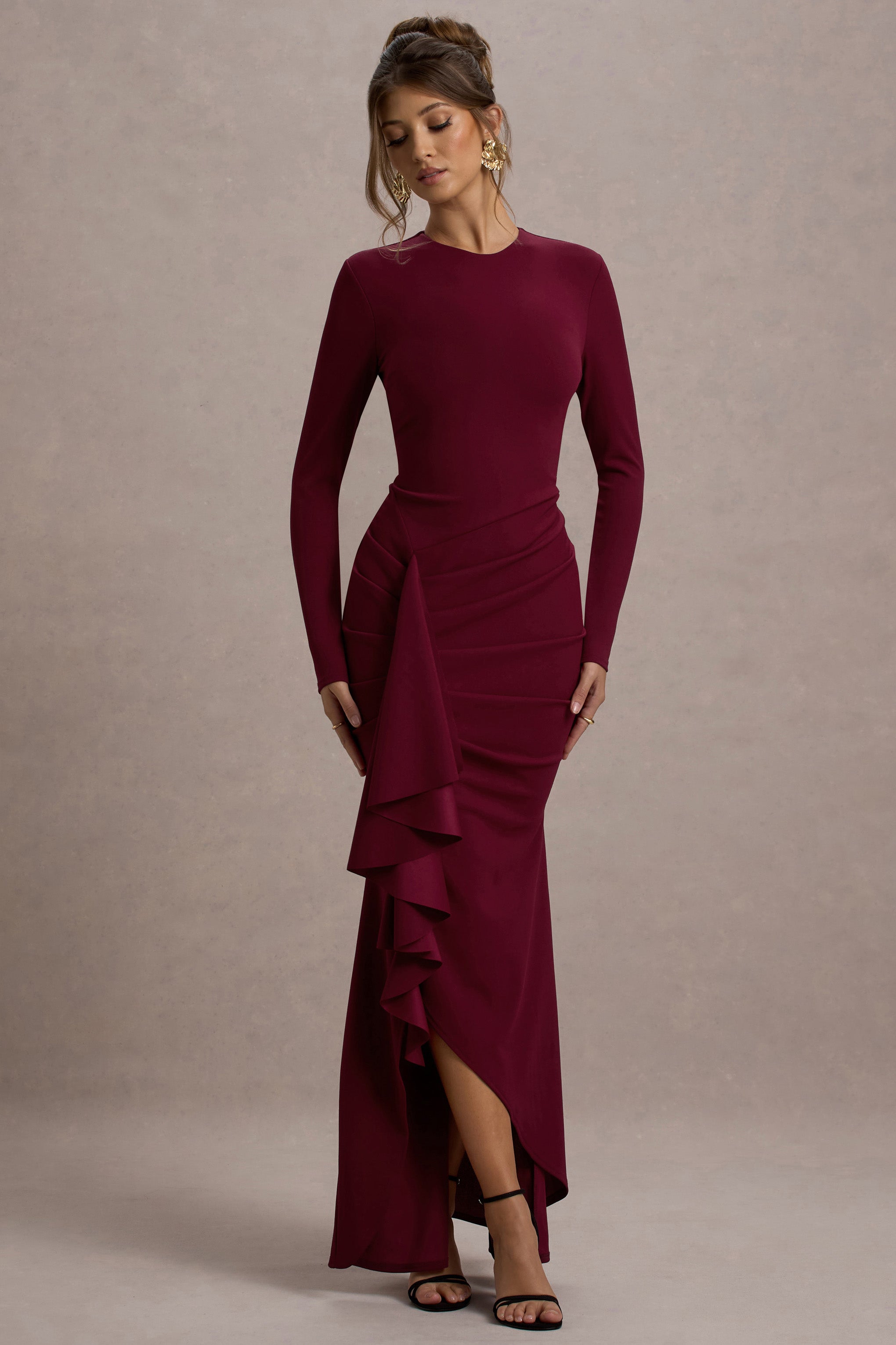 Alayna | Beerenfarbenes Maxikleid mit langen Ärmeln und Rüschen-Schlitz
