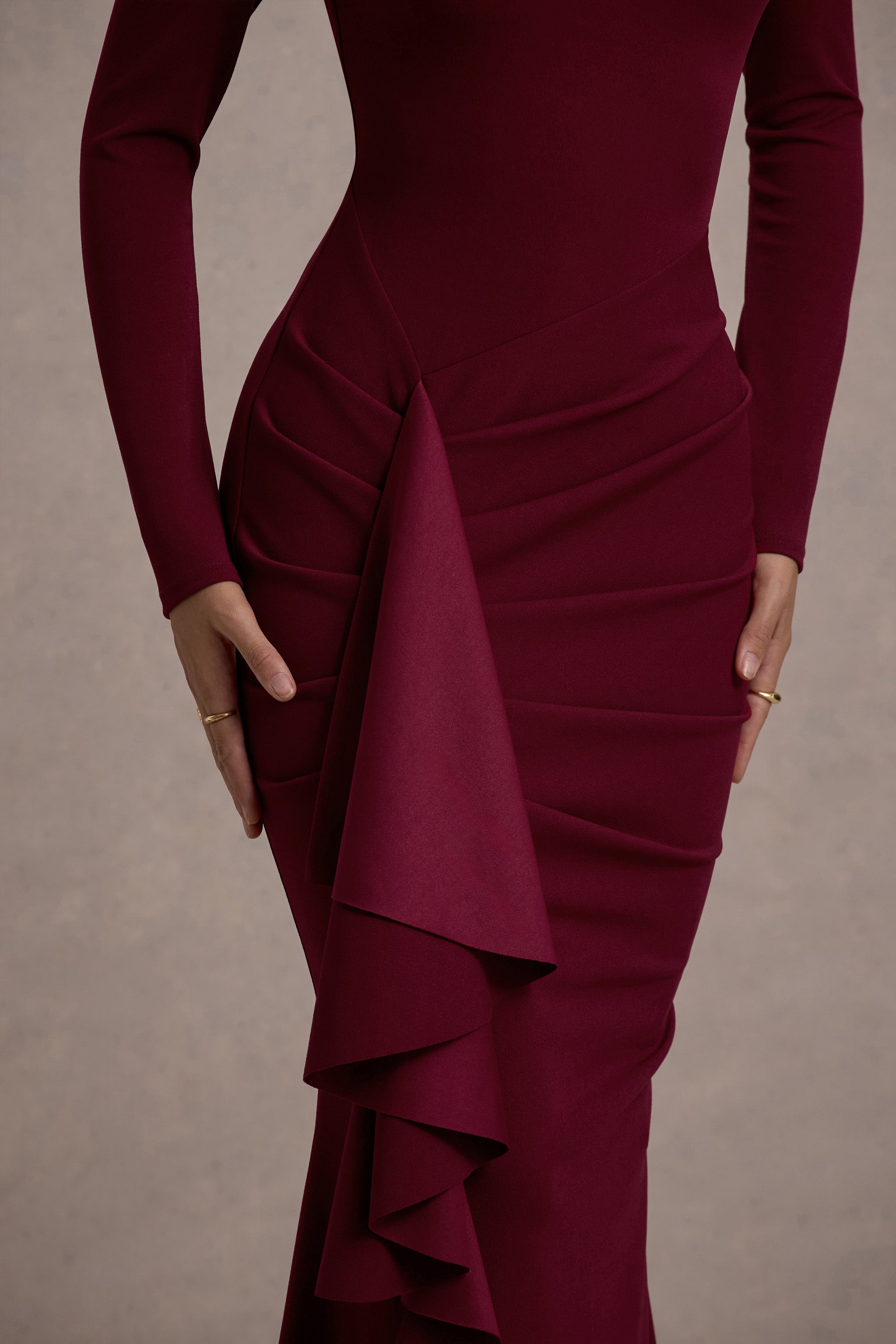 Alayna | Beerenfarbenes Maxikleid mit langen Ärmeln und Rüschen-Schlitz
