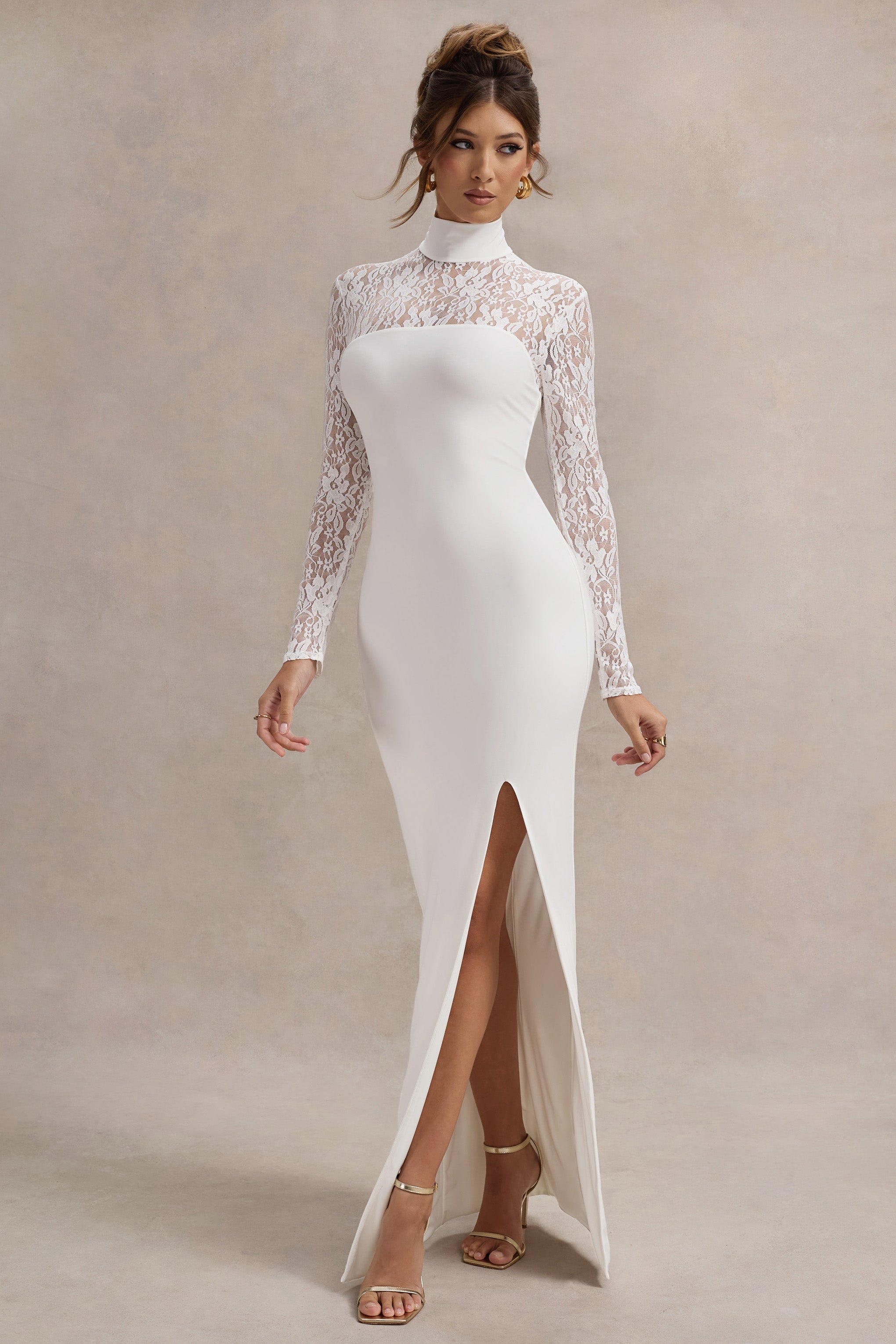 Arden | Weißes Maxi-Kleid mit hohem Kragen, Schlitz und Spitzeneinsätzen an den Ärmeln.