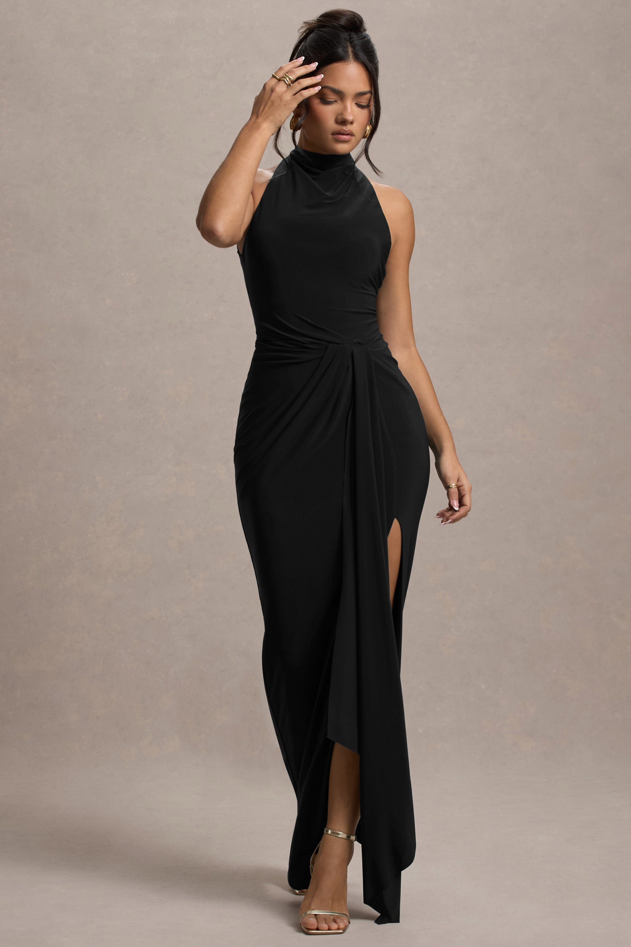 Khari | Schwarzes Maxikleid mit hohem Kragen, gedrehtem Design und Drapierung
