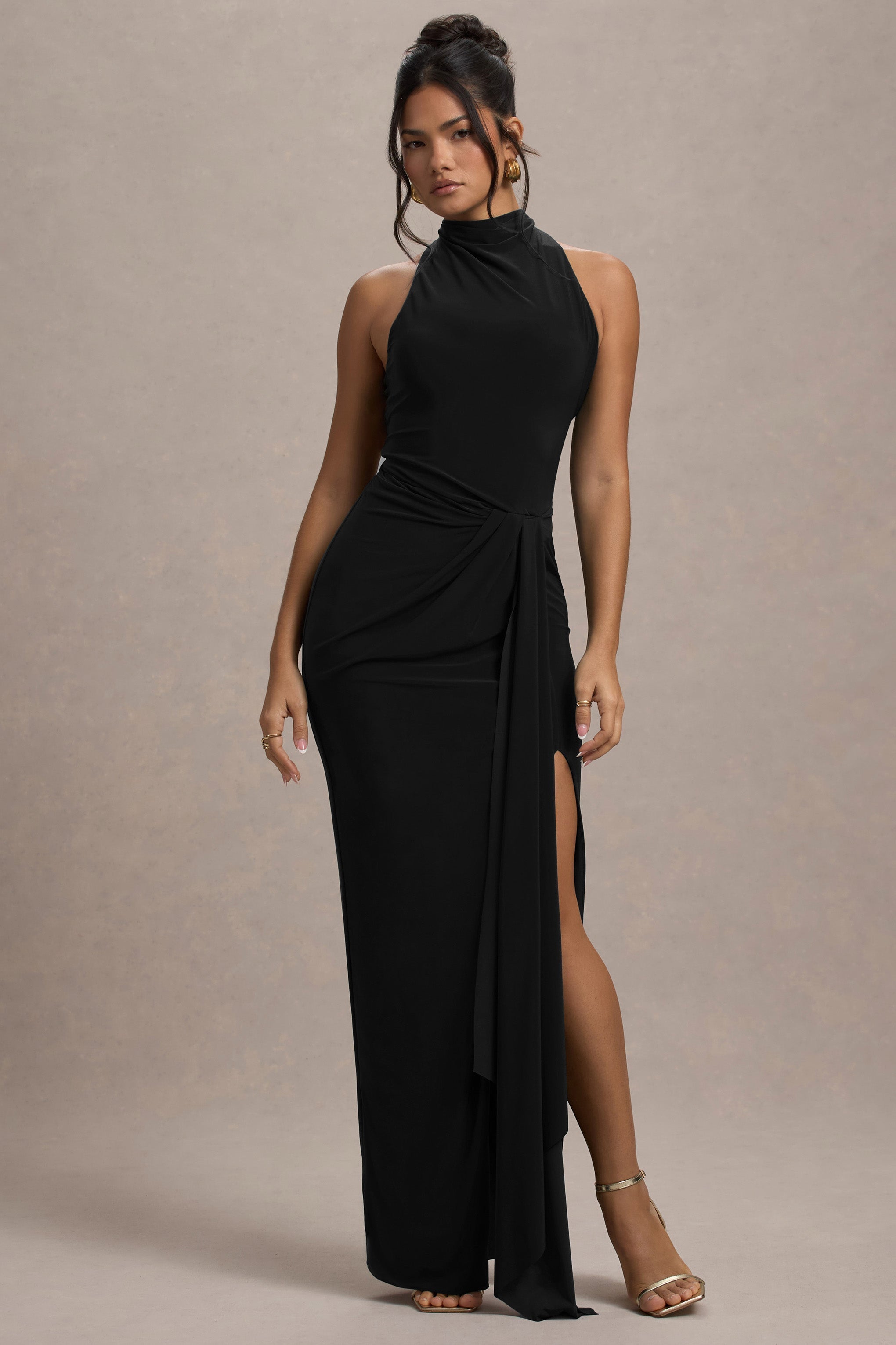 Khari | Schwarzes Maxikleid mit hohem Kragen, gedrehtem Design und Drapierung