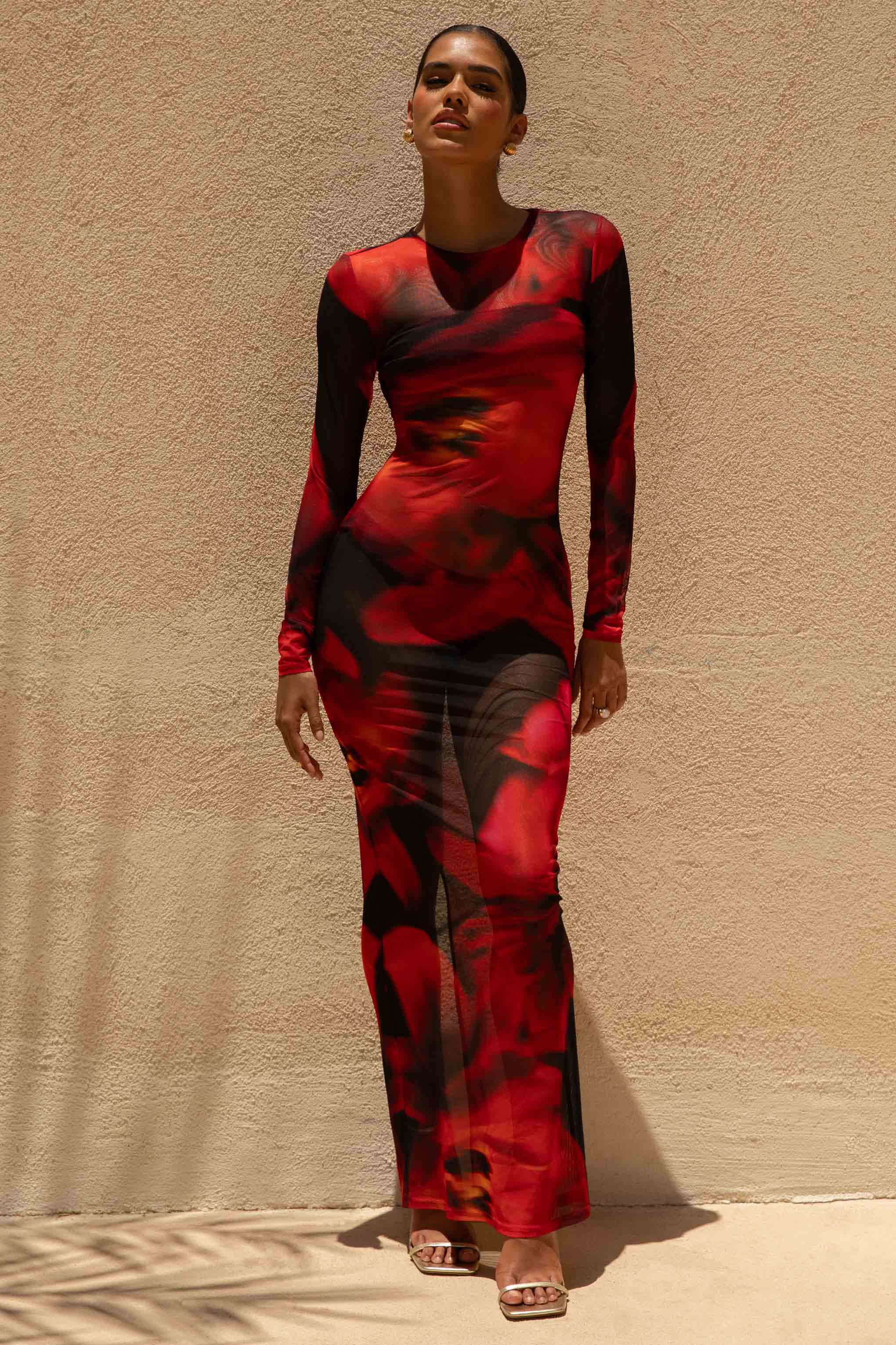 Marcy | Rot-schwarzes Maxikleid mit Blumenmuster und hohem Kragen