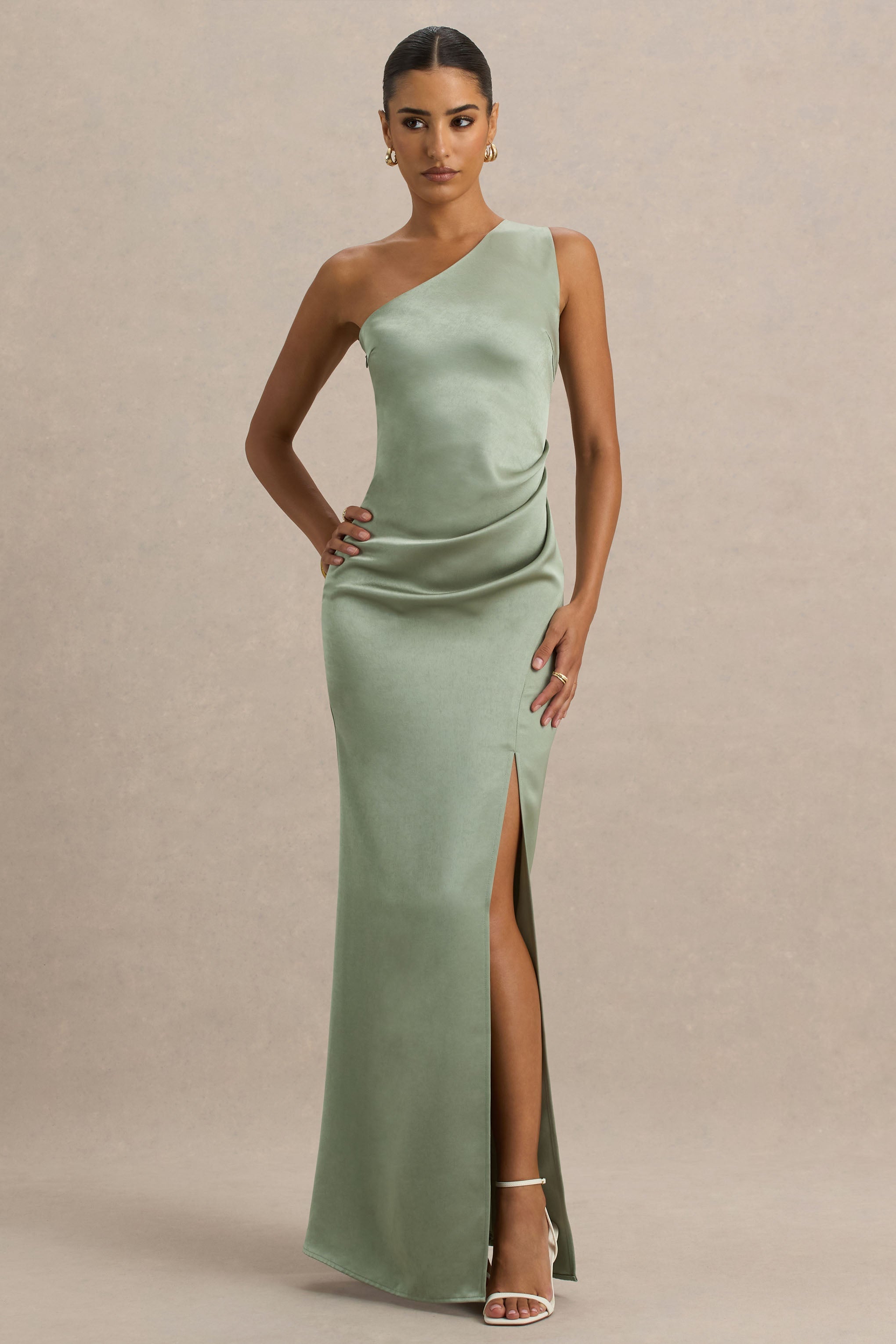 Beth | Salbeifarbenes Maxikleid mit asymmetrischem Ausschnitt und hohem Schlitz