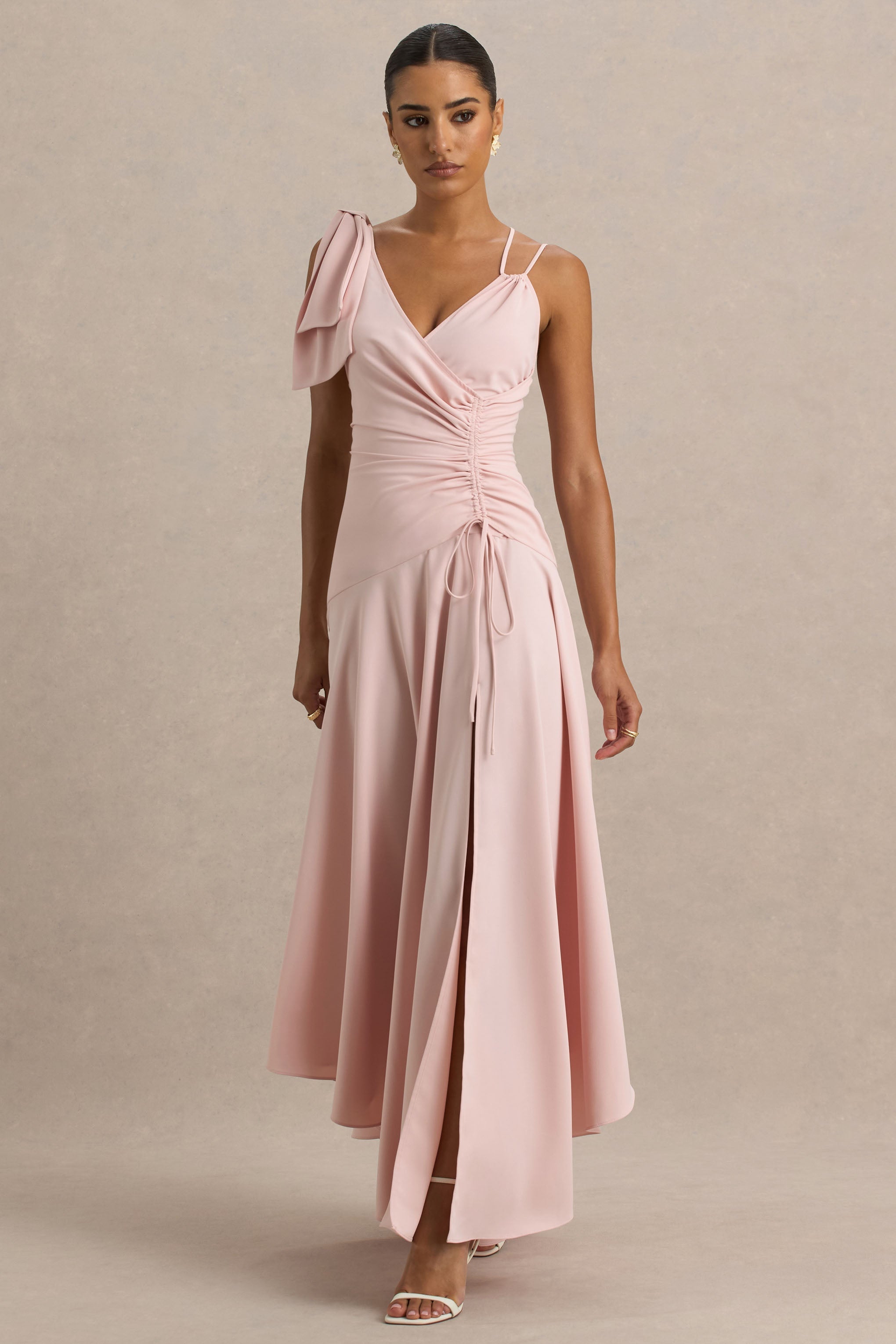 Julieta | Babyrosa Maxikleid mit asymmetrischem Ausschnitt, Raffung und hohem Frontschlitz.