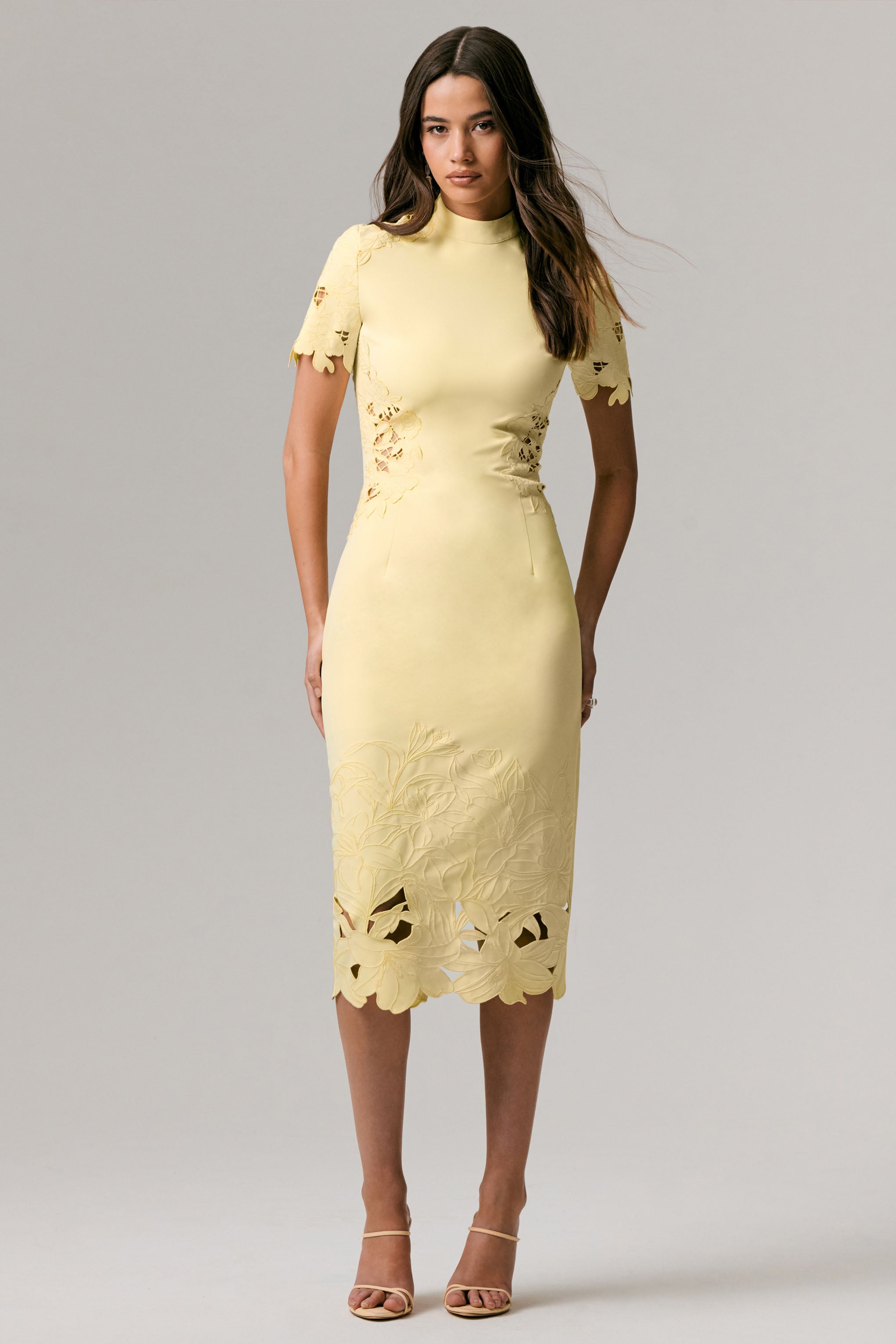 Guest List | Zitronengelbes Midikleid mit hohem Kragen und Cut-Out-Häkel-Details