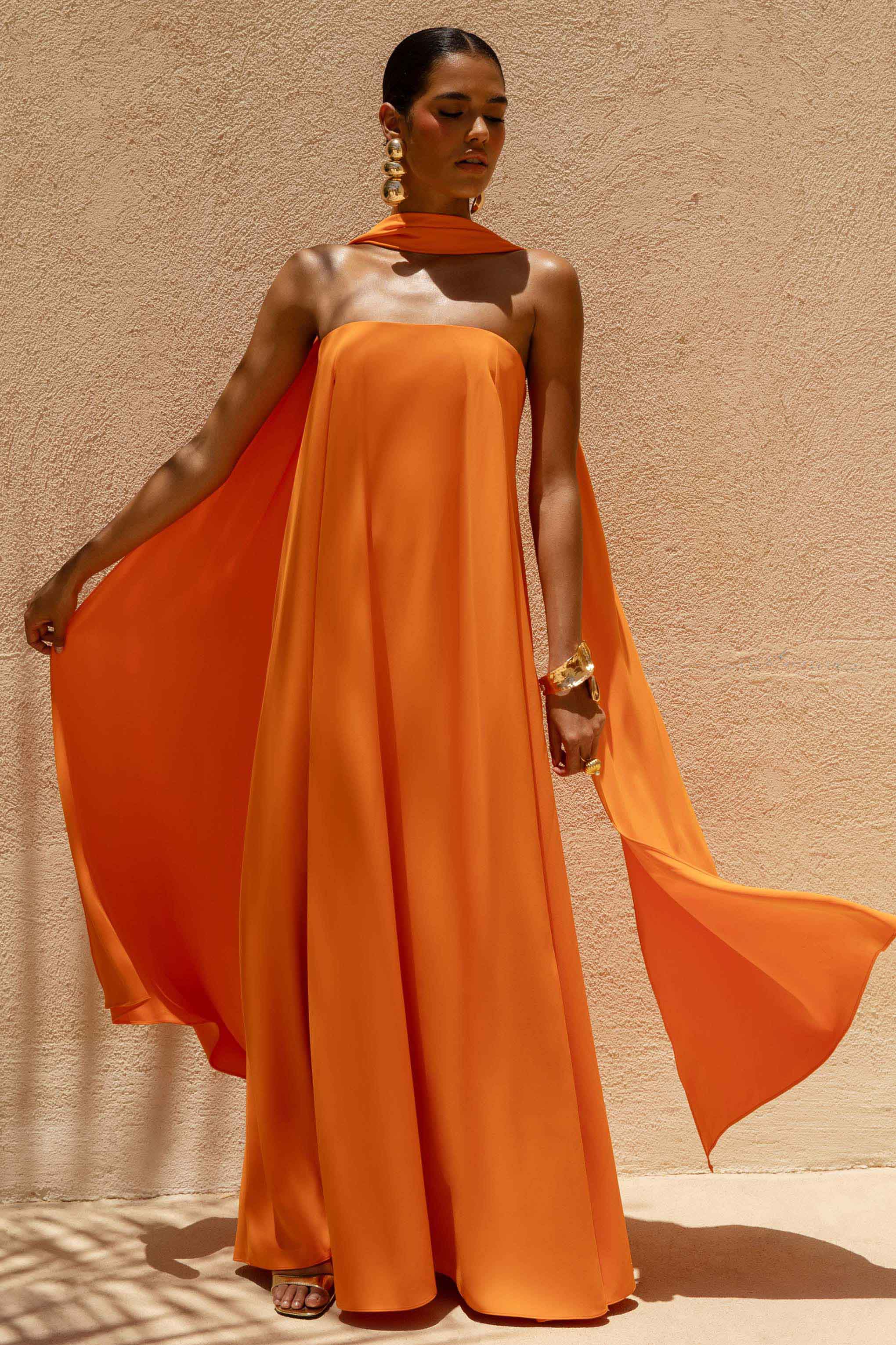 Cerise | Orangefarbenes High-Neck-Maxikleid mit offenem Rücken