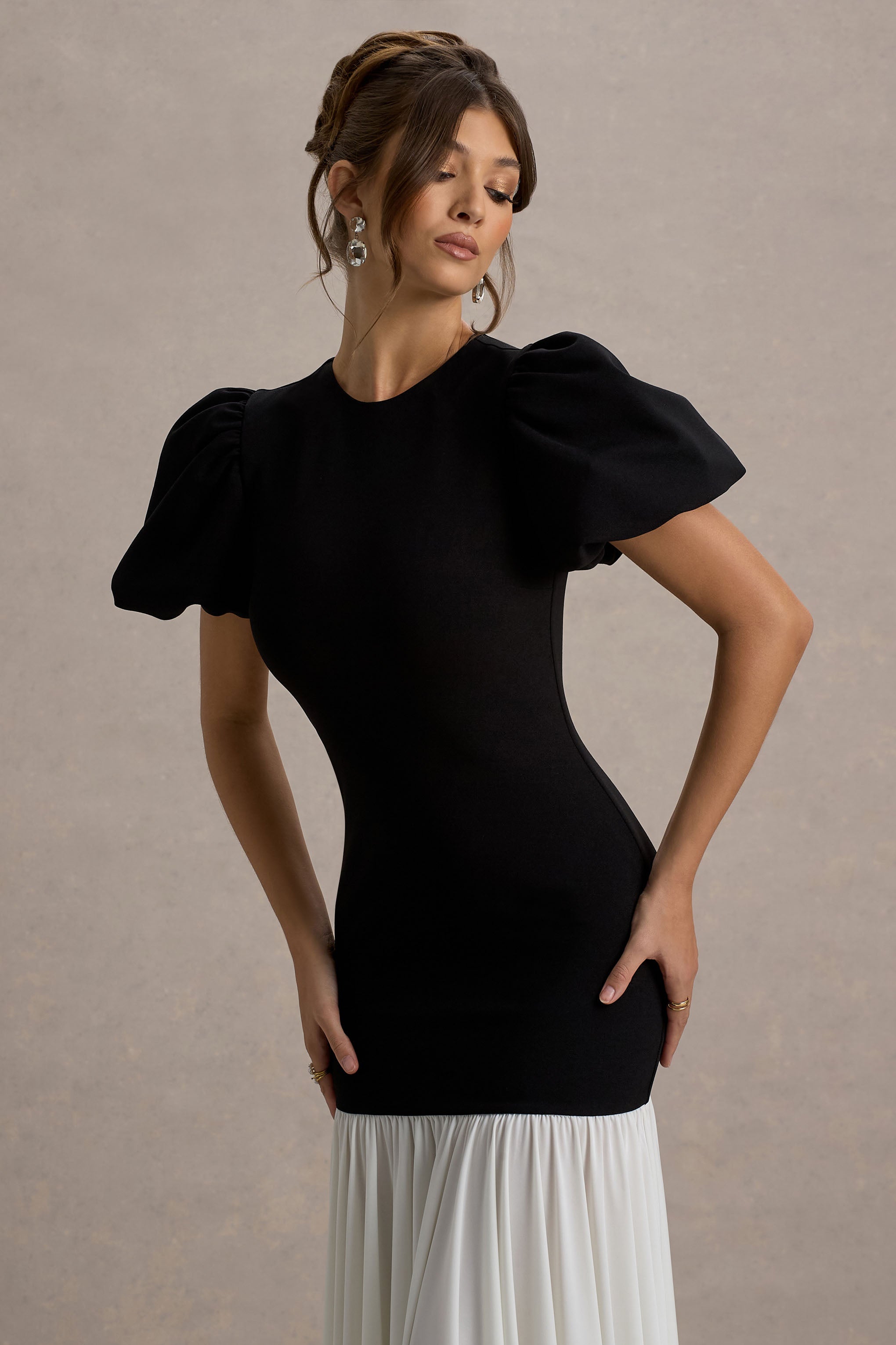 Cinzia | Schwarz-weißes Midikleid mit Puffärmeln und voluminösem Saum