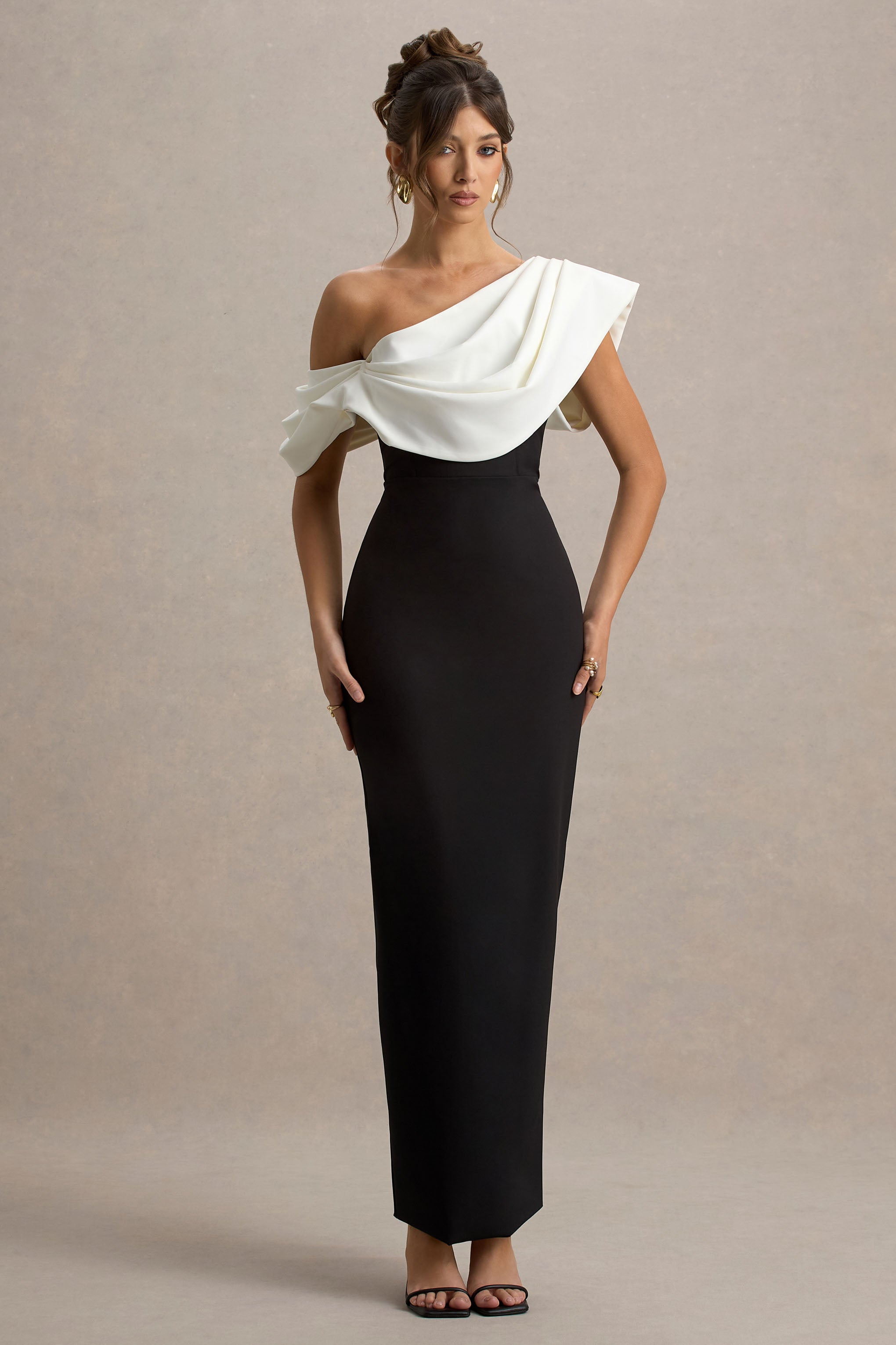Angelina | Schwarz-Weißes Maxikleid mit drapierter Schulter