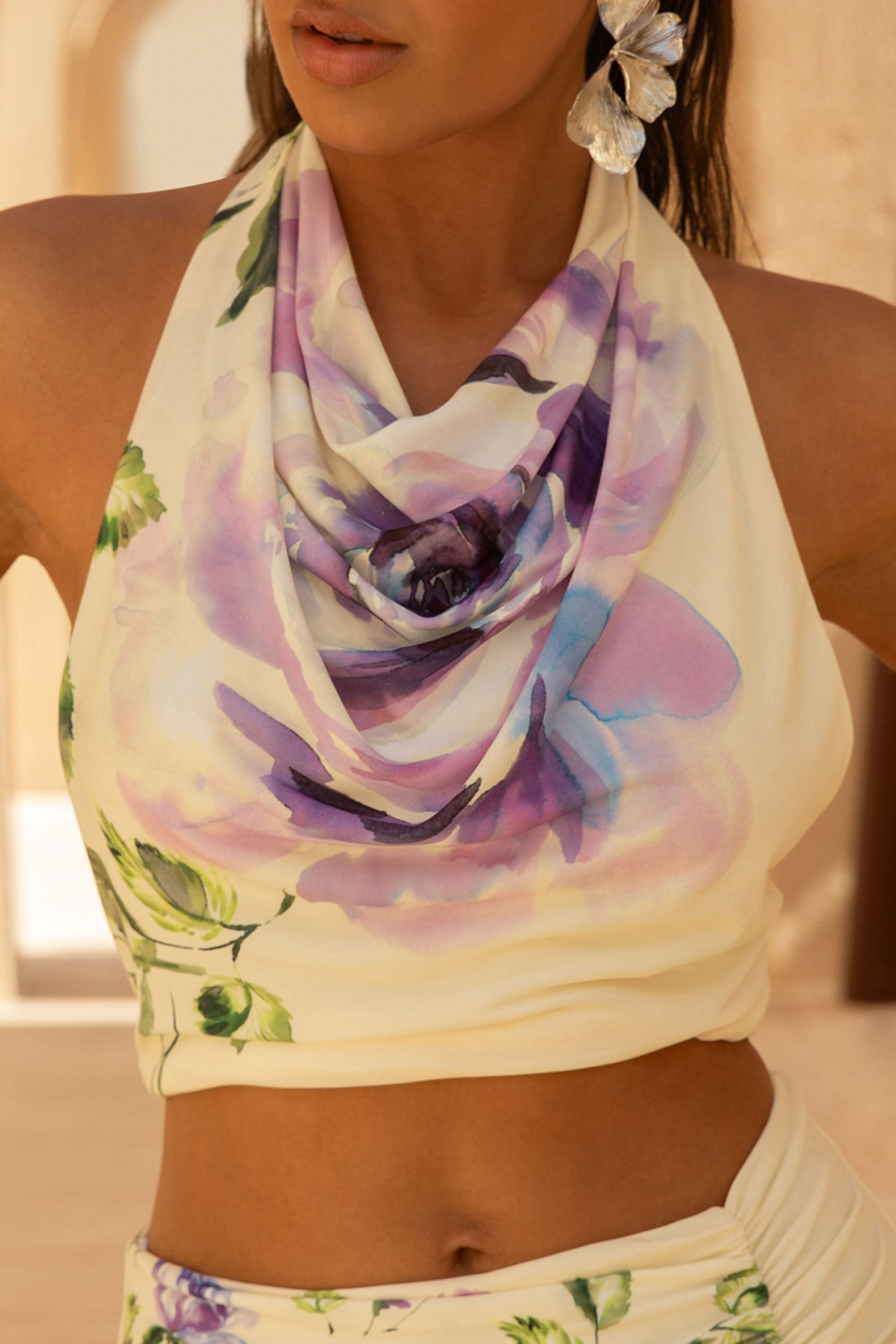 Calla | Fliederfarbener Crop-Top mit Blumenmuster und hohem Ausschnitt