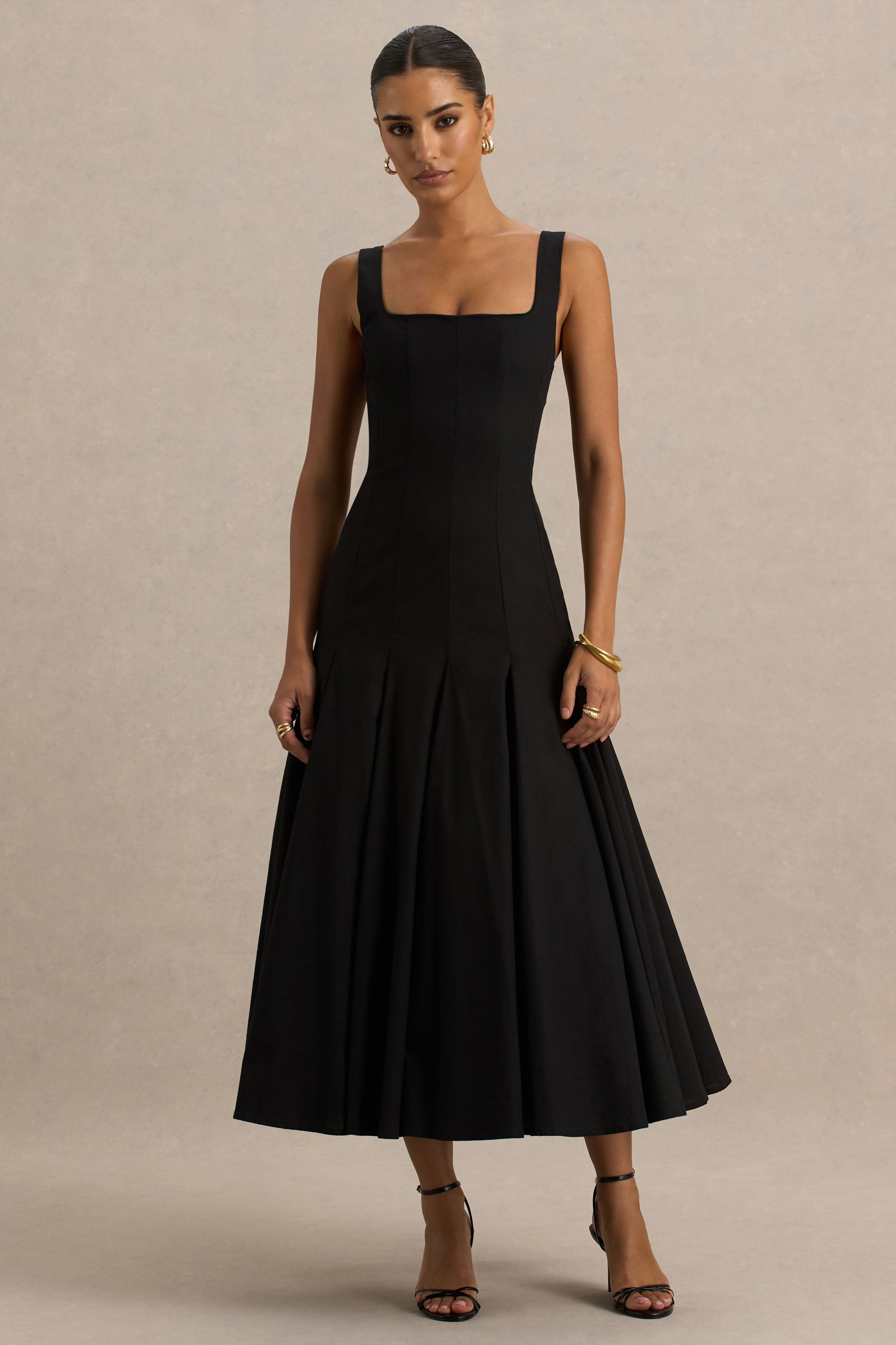 Magnolia | Schwarzes Midikleid mit Rundhalsausschnitt, tief sitzender Taille und Rüschen-Details.