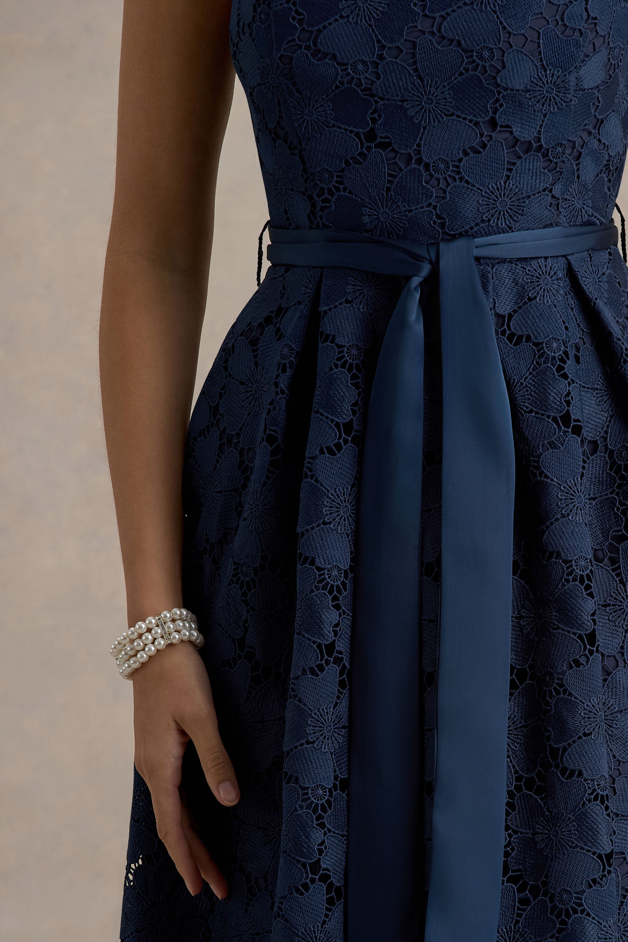 Shania | Marinenblaues Spitzen-Bandeau-Midikleid im Skater-Stil
