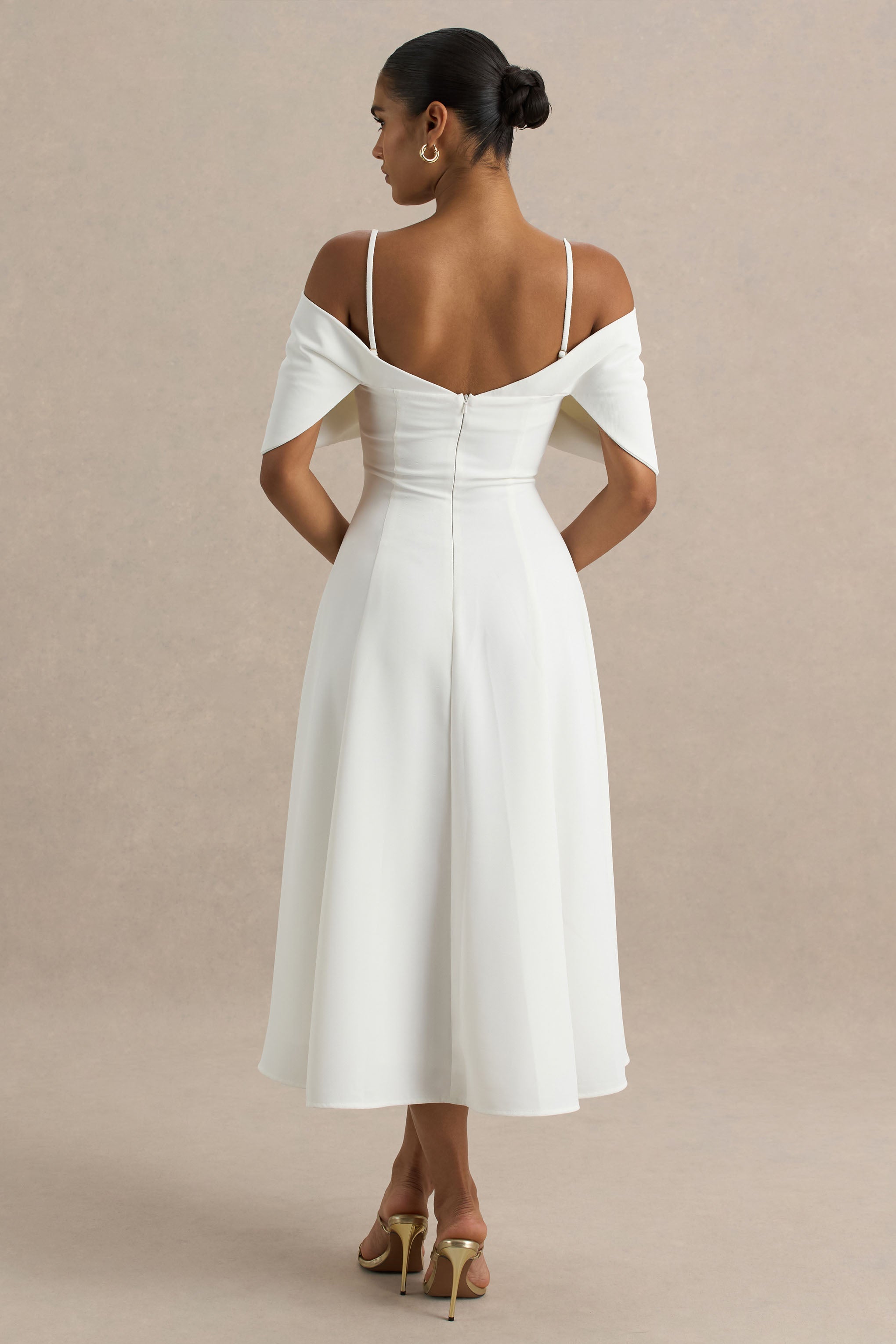Hettie | Weißes Bardot-Midikleid mit kurzen Ärmeln und Schleifendetail.