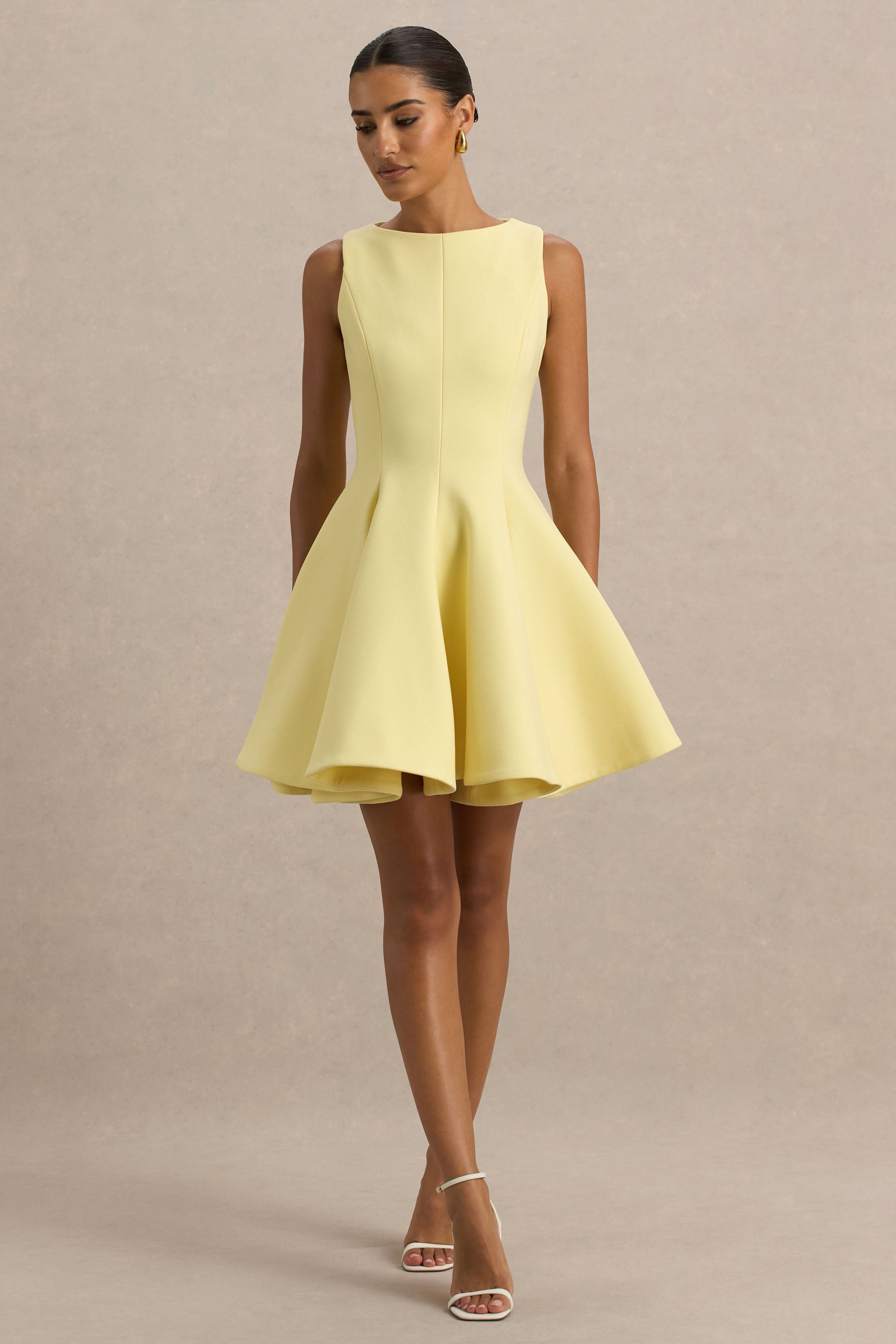 Gabrielle | Zitronenfarbenes Minikleid mit hohem Kragen und Rüschendetail