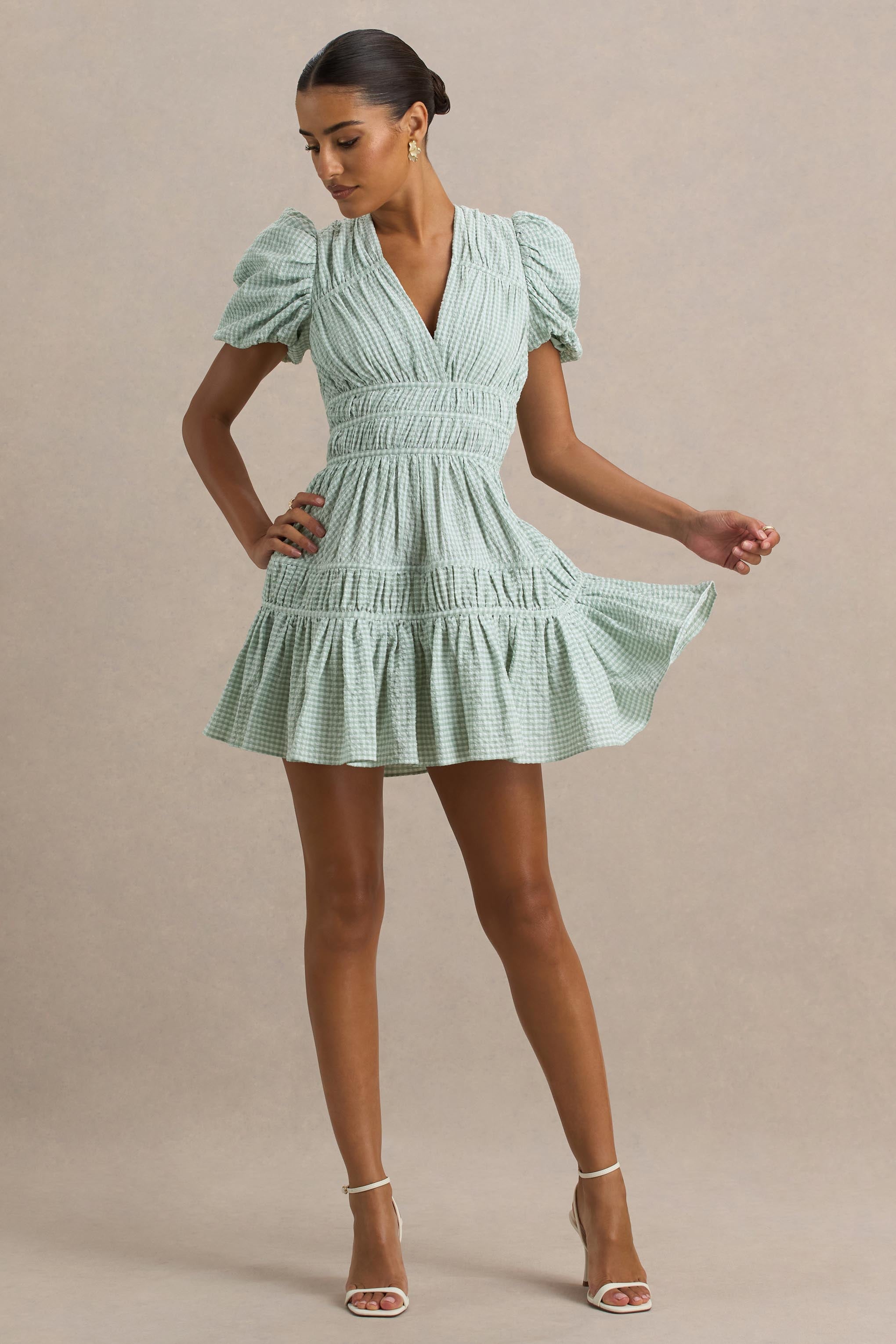 Laurelle | Grünes Minikleid mit V-Ausschnitt und Rüschen-Details