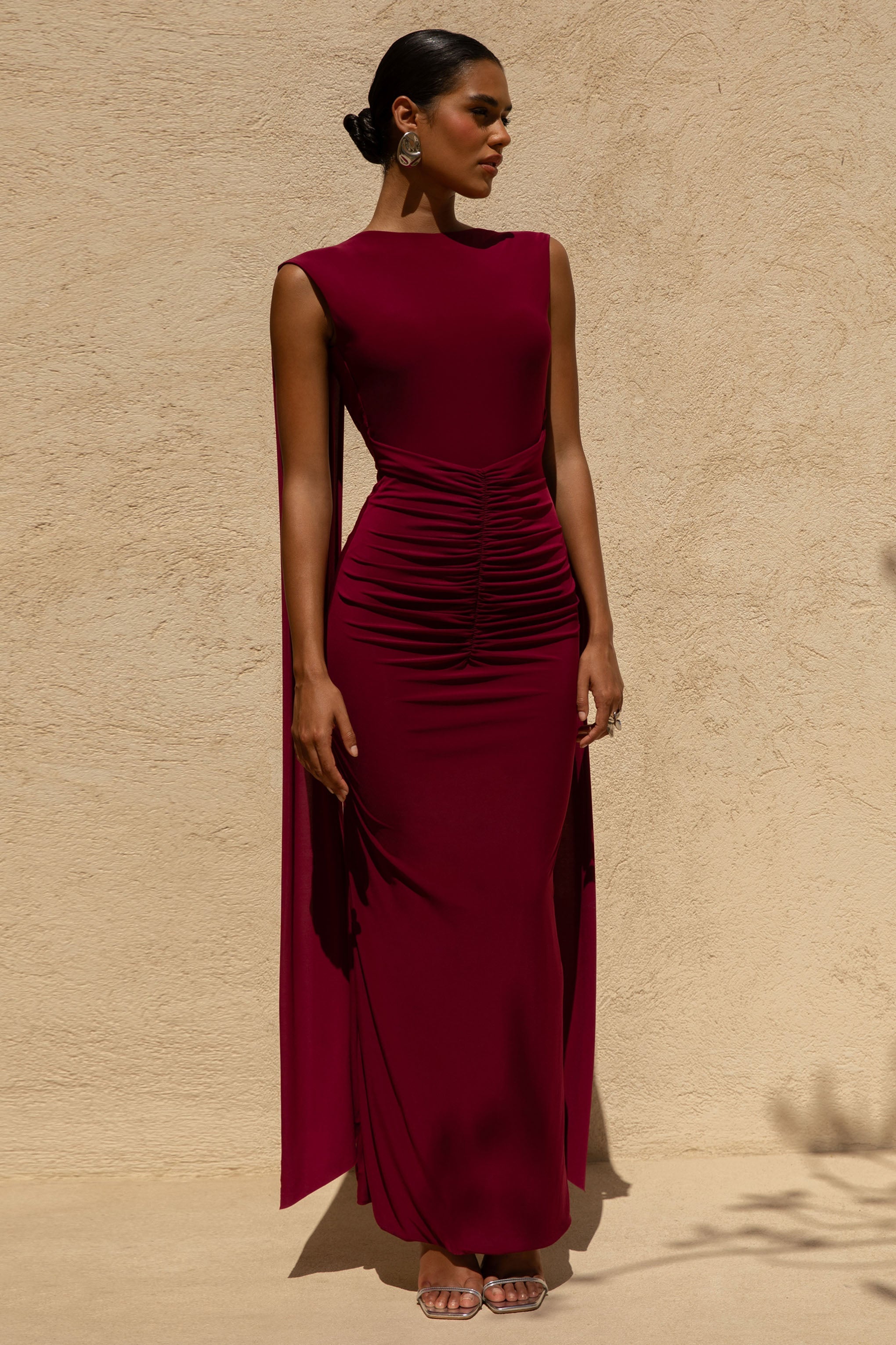 Saige | Bordeauxfarbenes Maxikleid mit gerafften und kurzen Ärmeln.