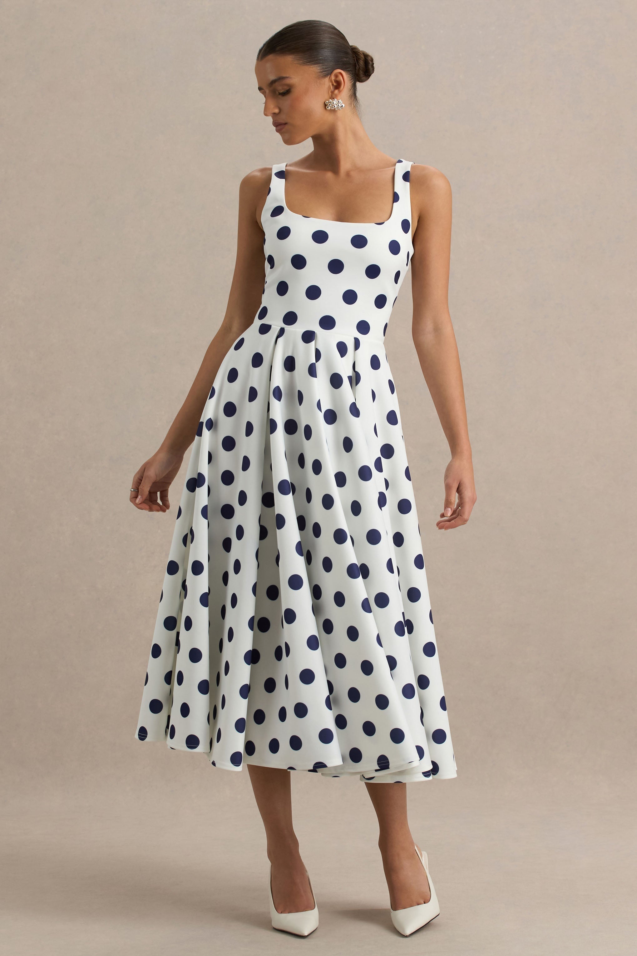 Berta | Weiß-blaues Midikleid mit Polka-Dots und eckigem Ausschnitt