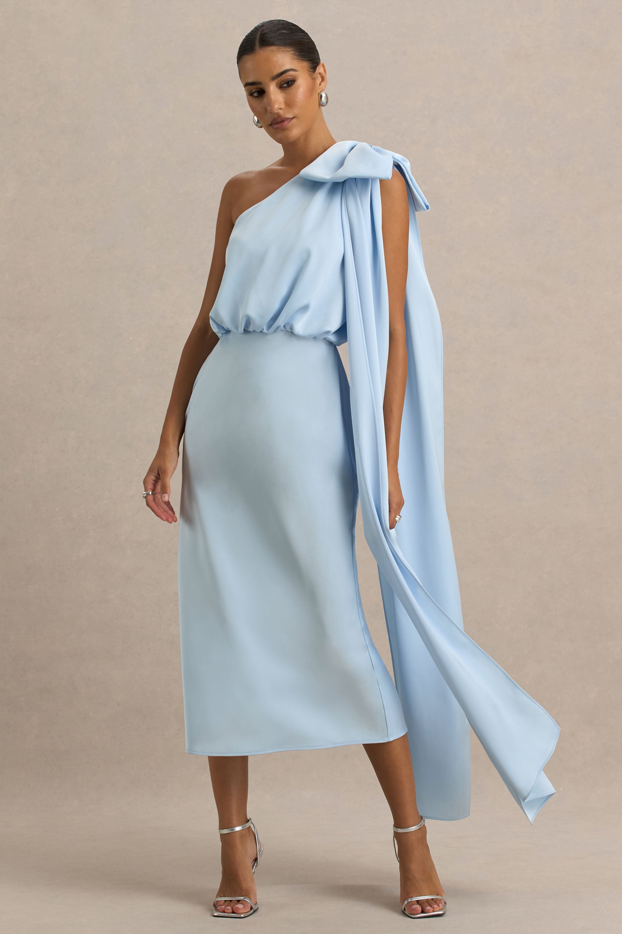 Celestia | Asymmetrisches Midikleid in Puderblau mit Cape-Detail