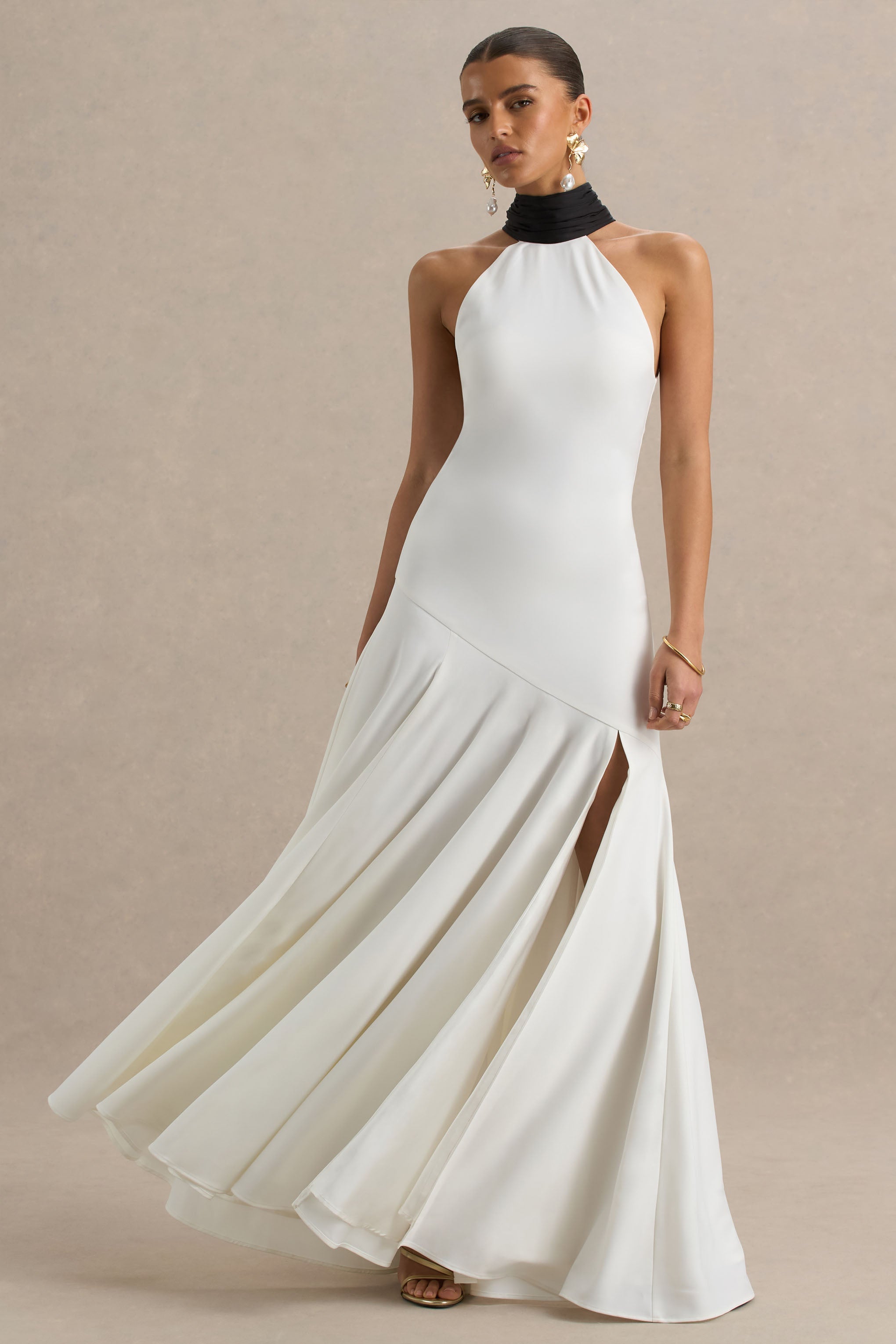 Luscious | Weiß-Schwarzes Maxikleid mit hohem Ausschnitt, Taillenabfall und Schleifendetail