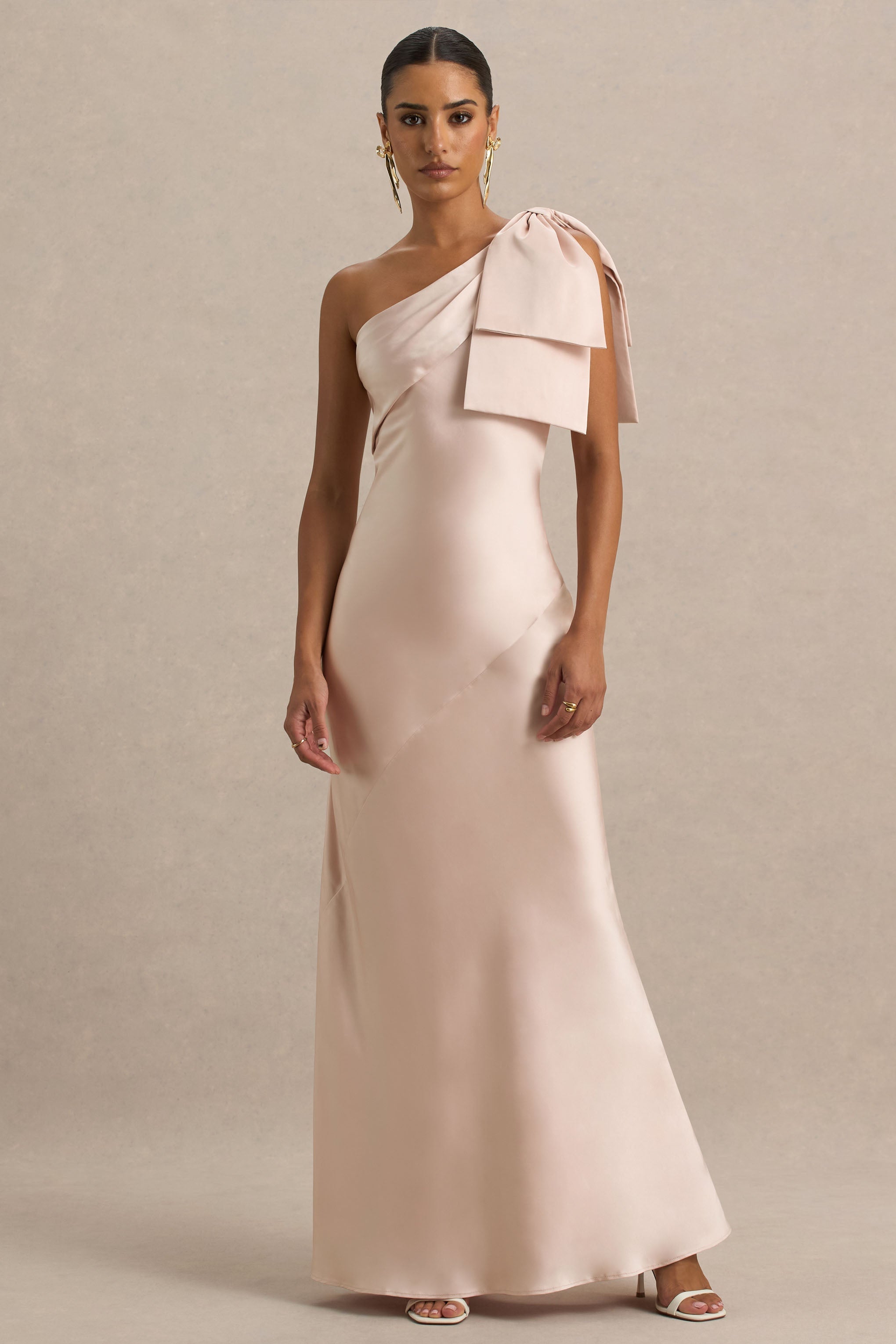 Valerie | Zartrosafarbenes Maxikleid aus Satin mit asymmetrischem Ausschnitt und Schleifendetail