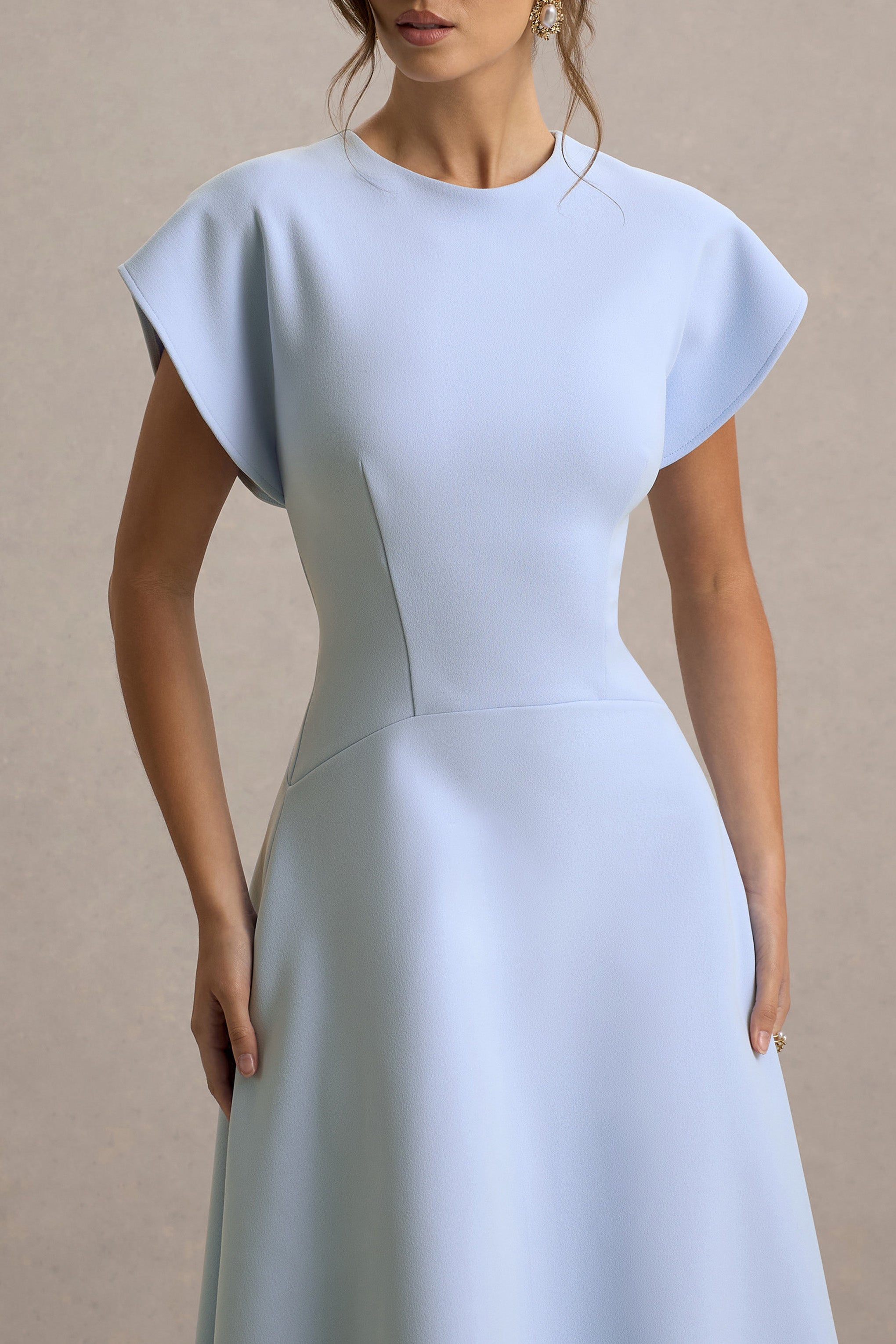 Linda | Puderblaues Midikleid mit hohem Kragen und Kappärmeln