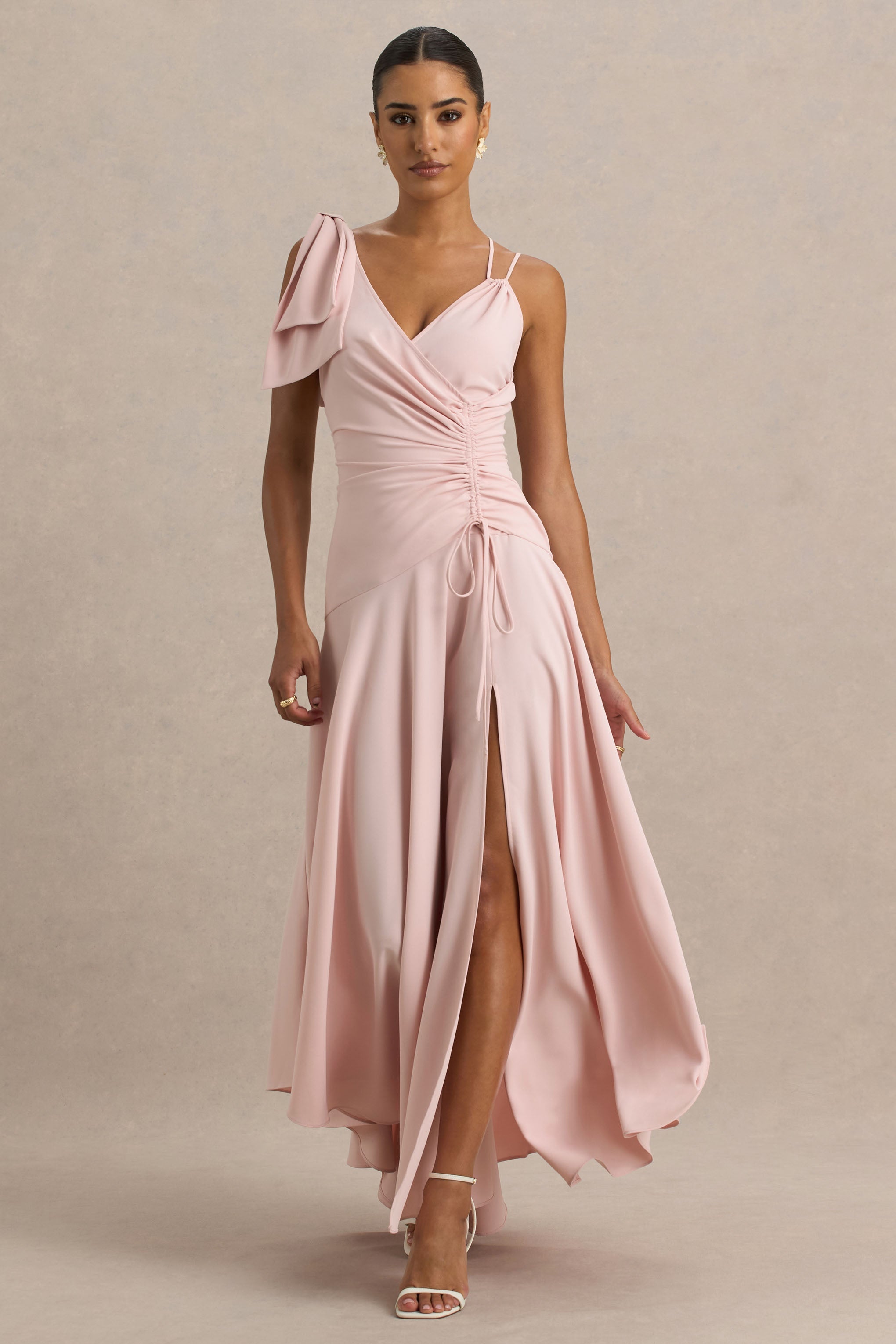 Julieta | Babyrosa Maxikleid mit asymmetrischem Ausschnitt, Raffung und hohem Frontschlitz.
