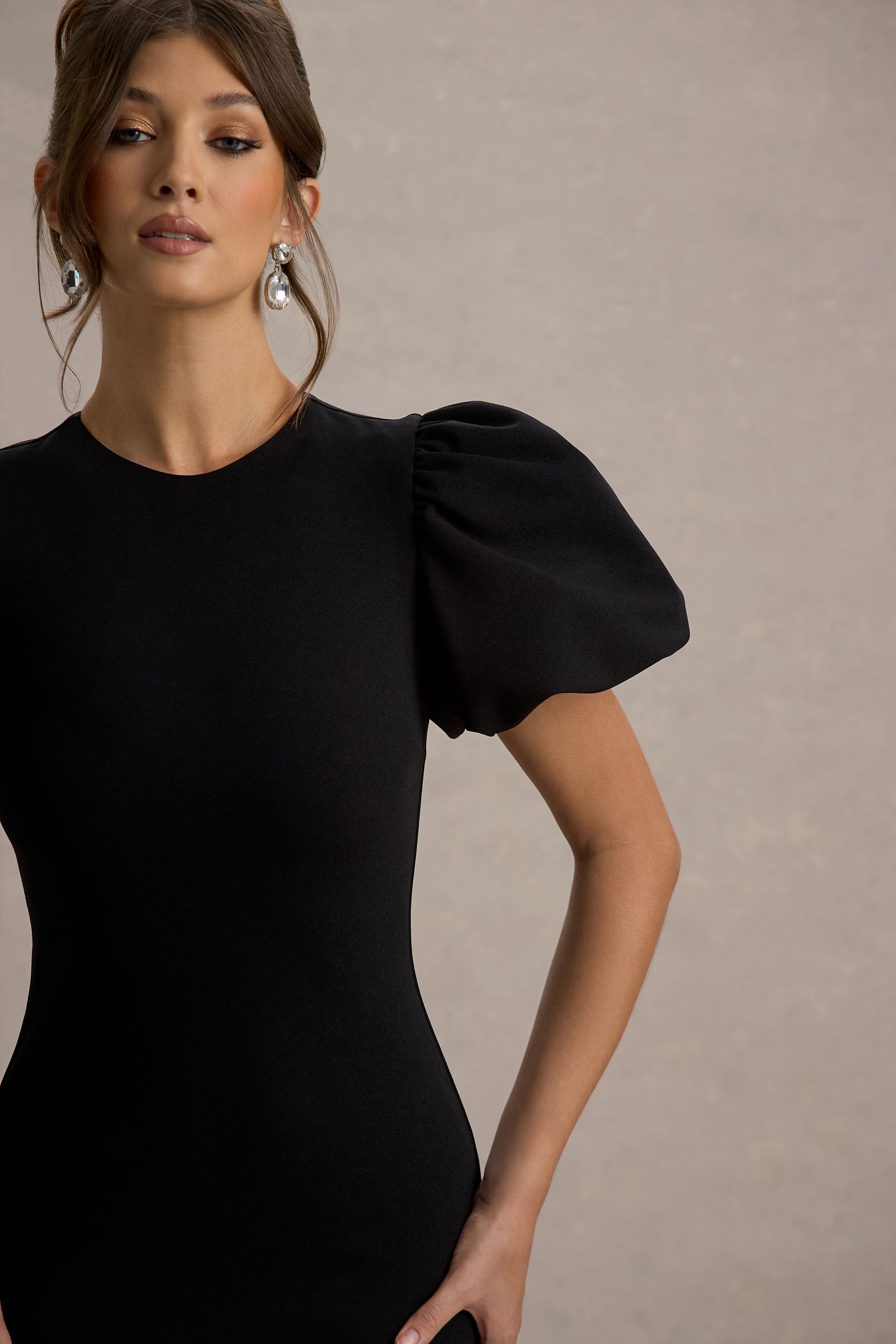 Cinzia | Schwarz-weißes Midikleid mit Puffärmeln und voluminösem Saum
