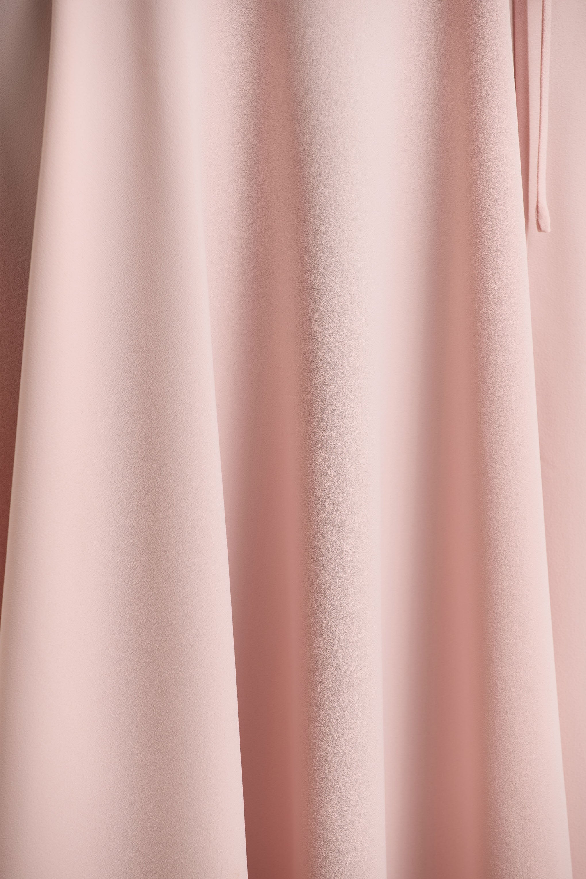 Julieta | Babyrosa Maxikleid mit asymmetrischem Ausschnitt, Raffung und hohem Frontschlitz.