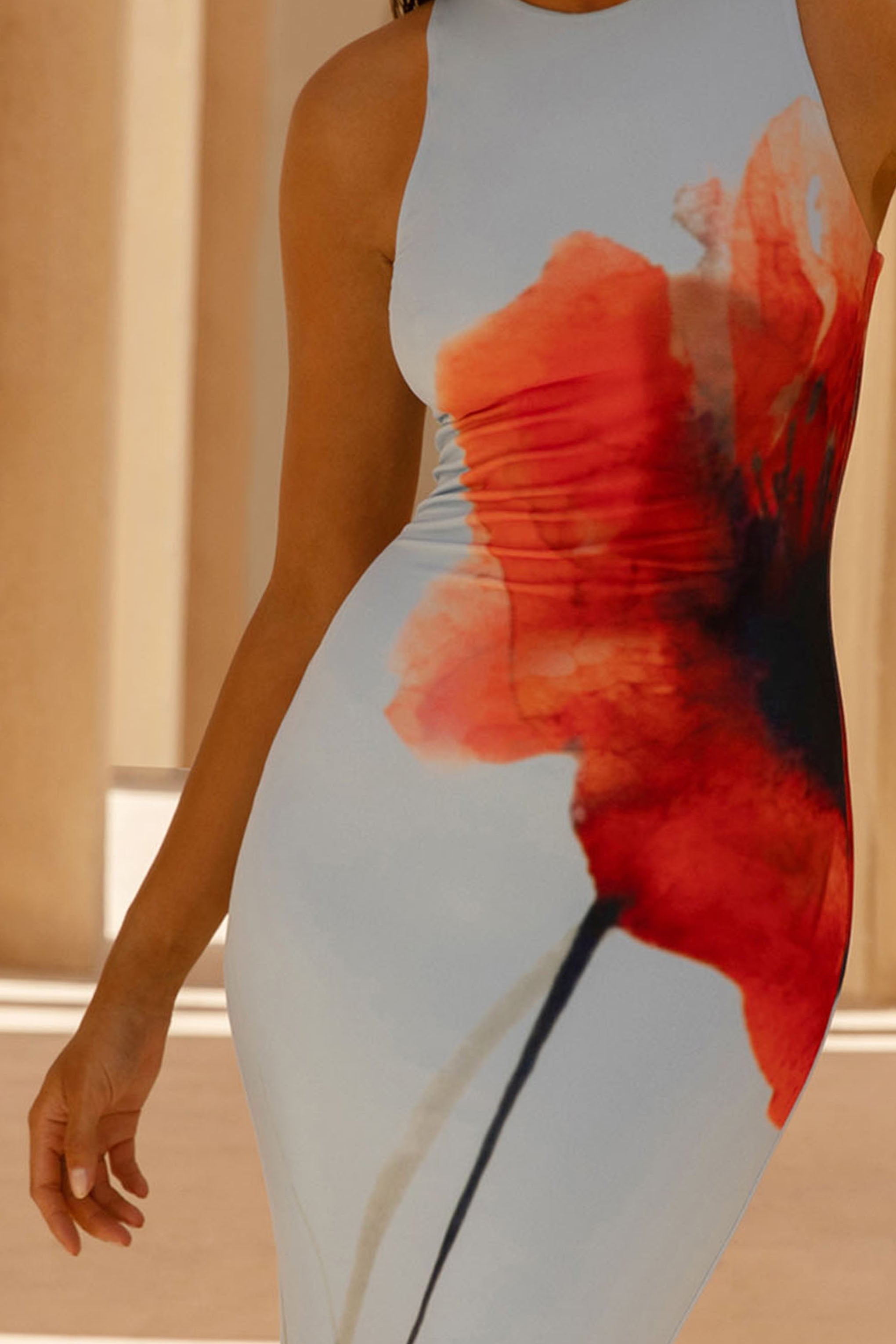 Marlo | Maxikleid mit hohem Kragen in Puderblau und Mohnblumenmuster mit Raffung.