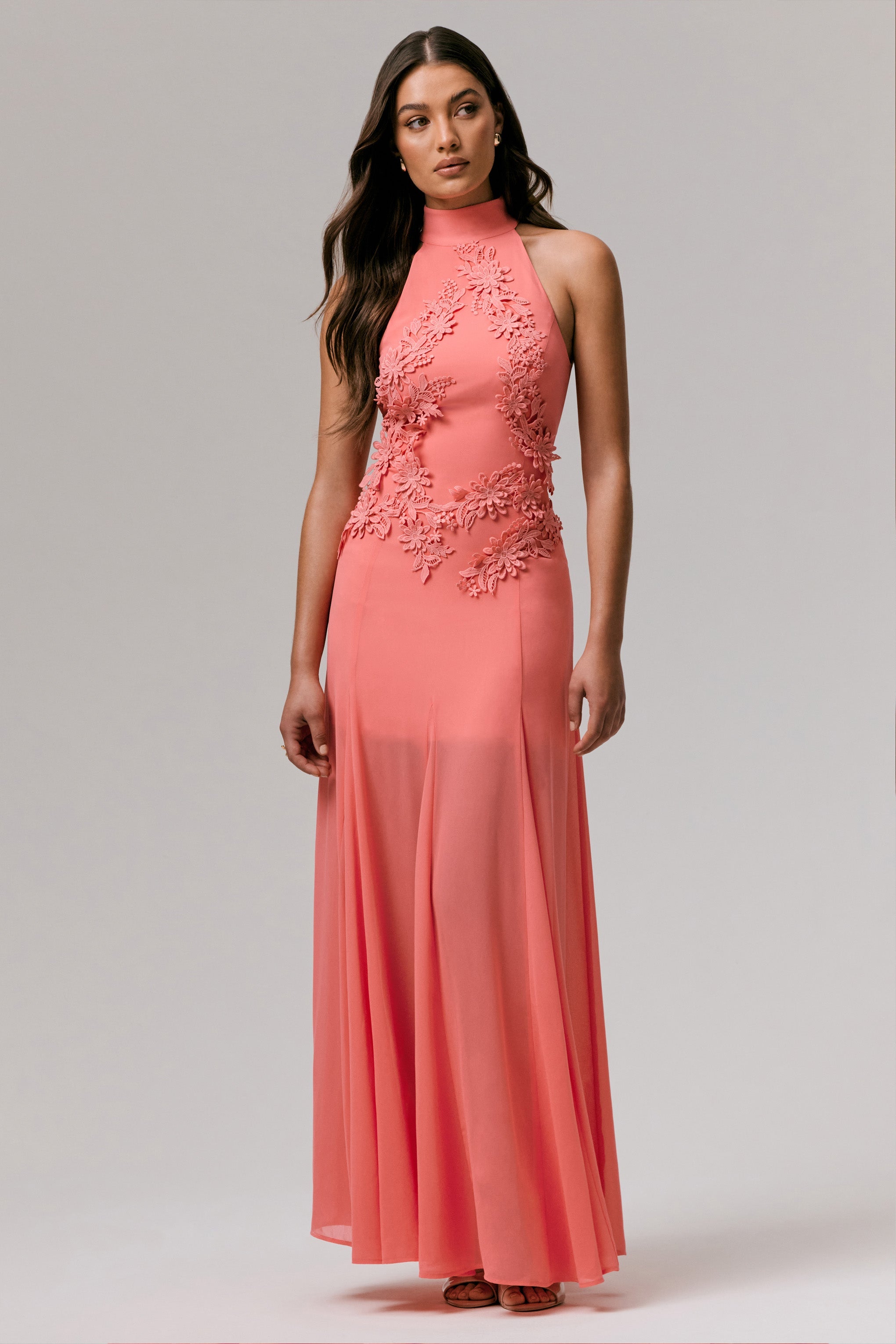 Just Like Magic | Korallenrotes Maxikleid mit hohem Kragen und Spitzendetails