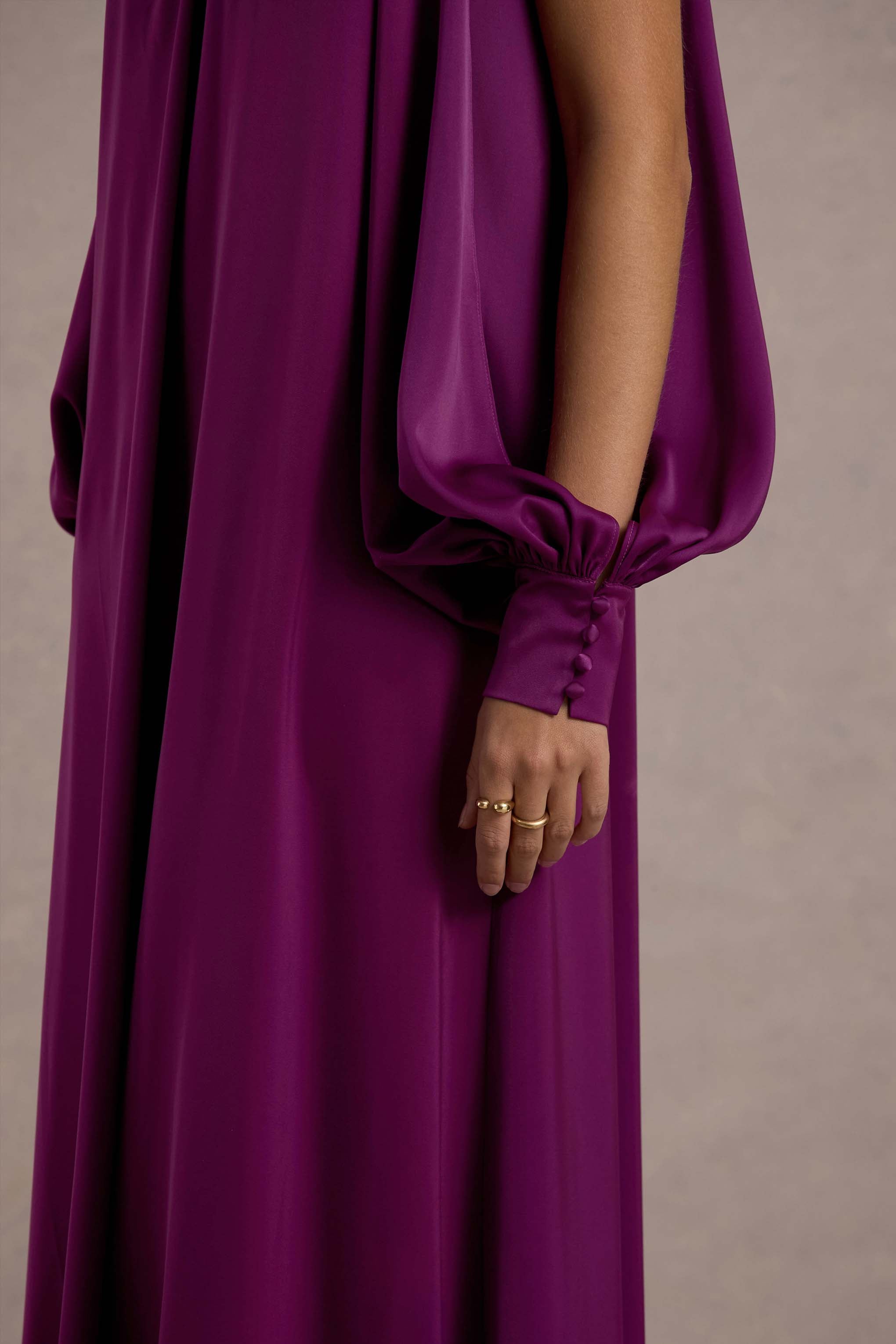 Baila | Mulberry Satin Maxikleid mit hohem Kragen und Cape-Ärmeln