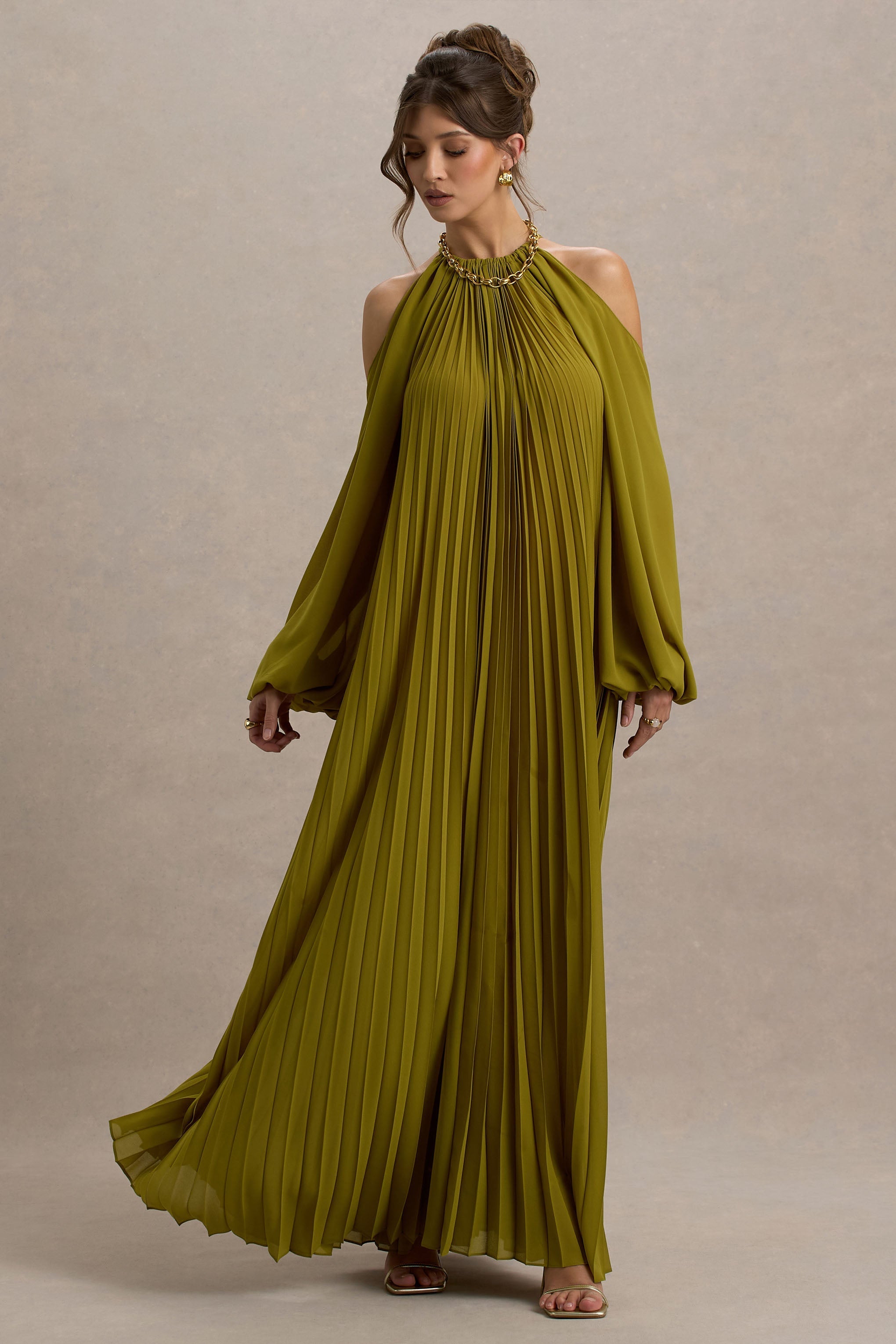 Reyna | Olivgrünes, plissiertes Chiffon-Maxikleid mit schulterfreiem Design