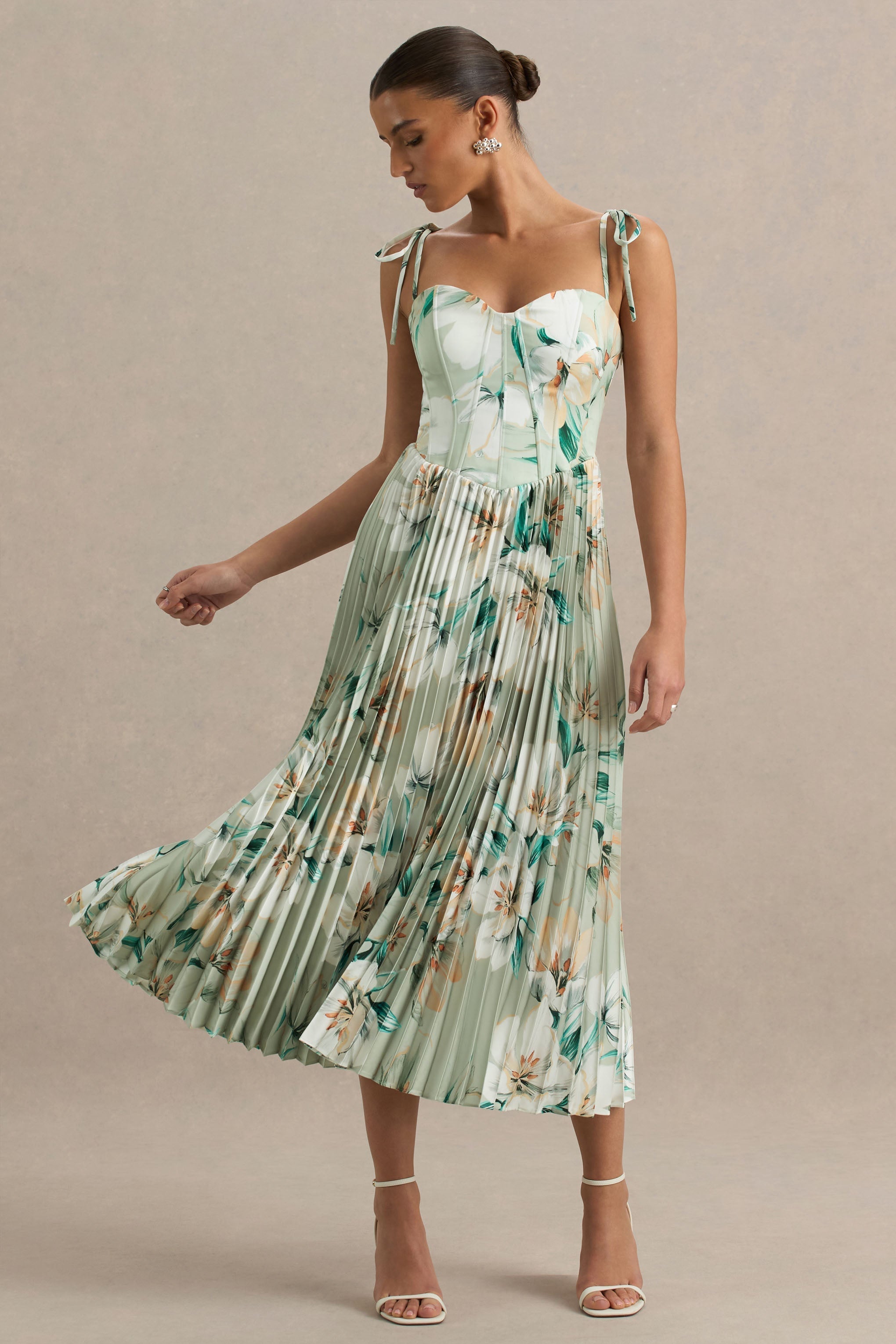 Peyton | Grünes Satin-Midikleid mit Blumenmuster und herzförmigem Ausschnitt sowie plissierten Details.