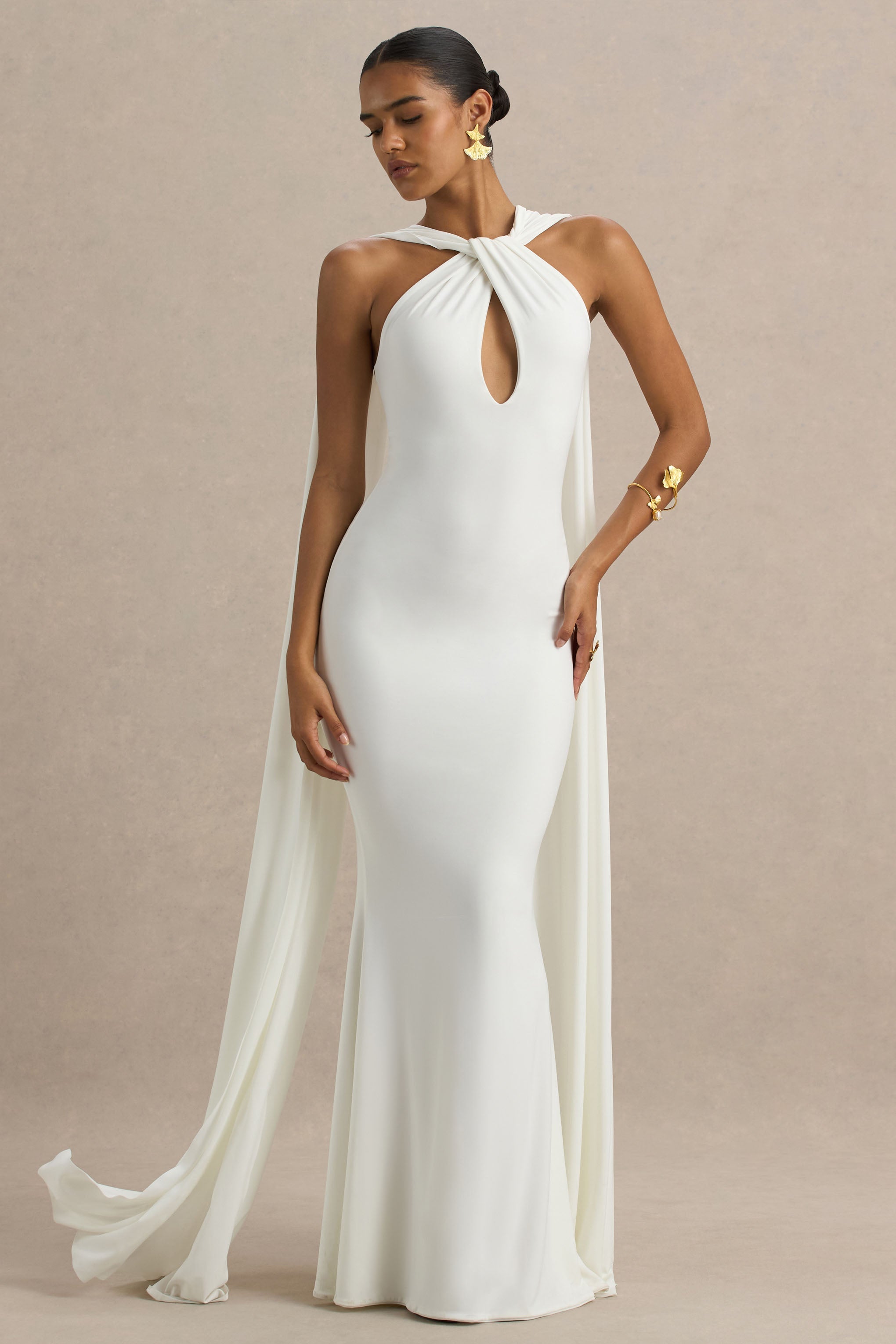Rhoda | Weißes Maxikleid mit gedrehtem Halterneck und Cape