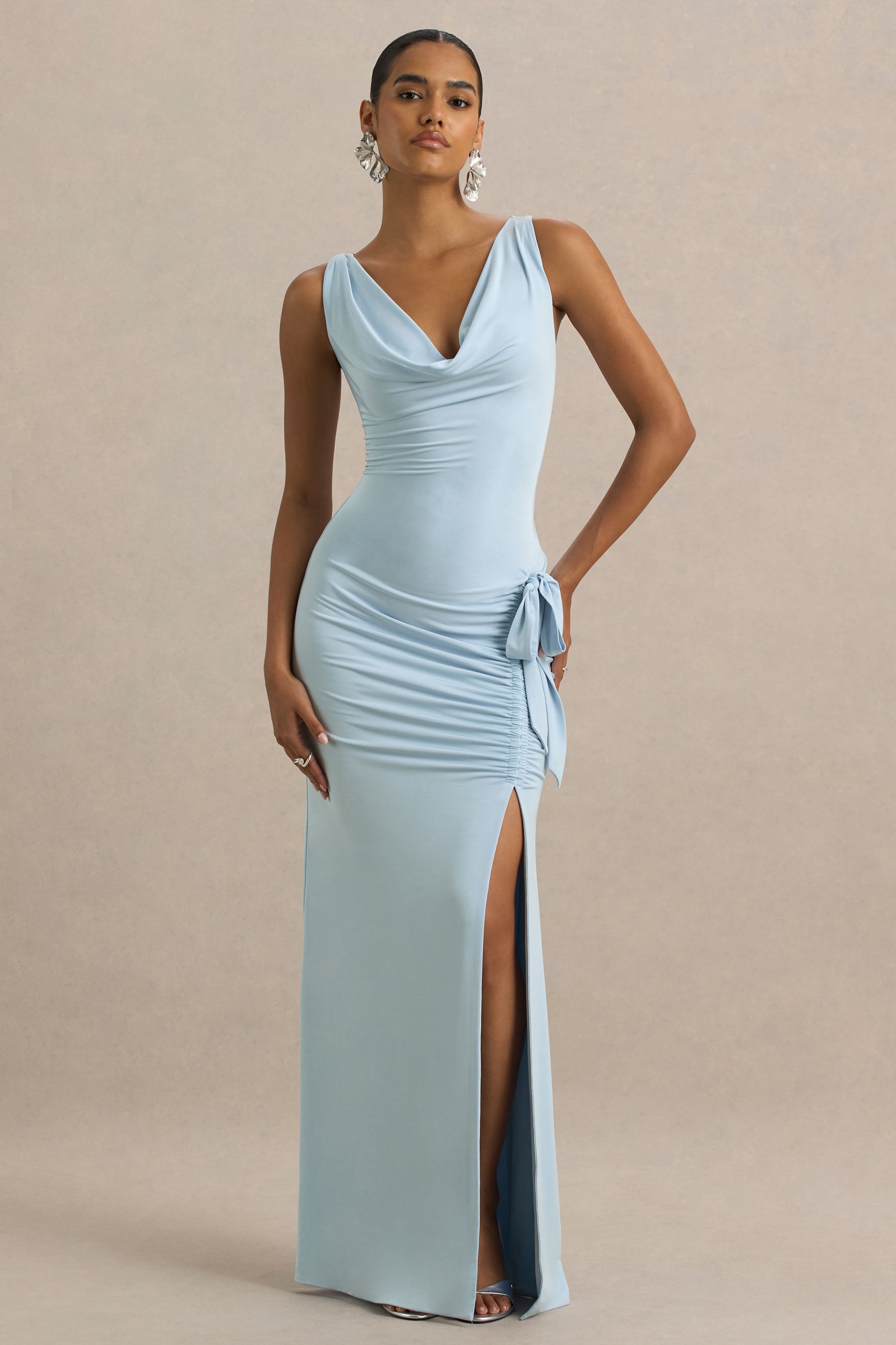 Pure Affection | Puderblaues Maxikleid mit Wasserfallausschnitt und hohem Frontschlitz