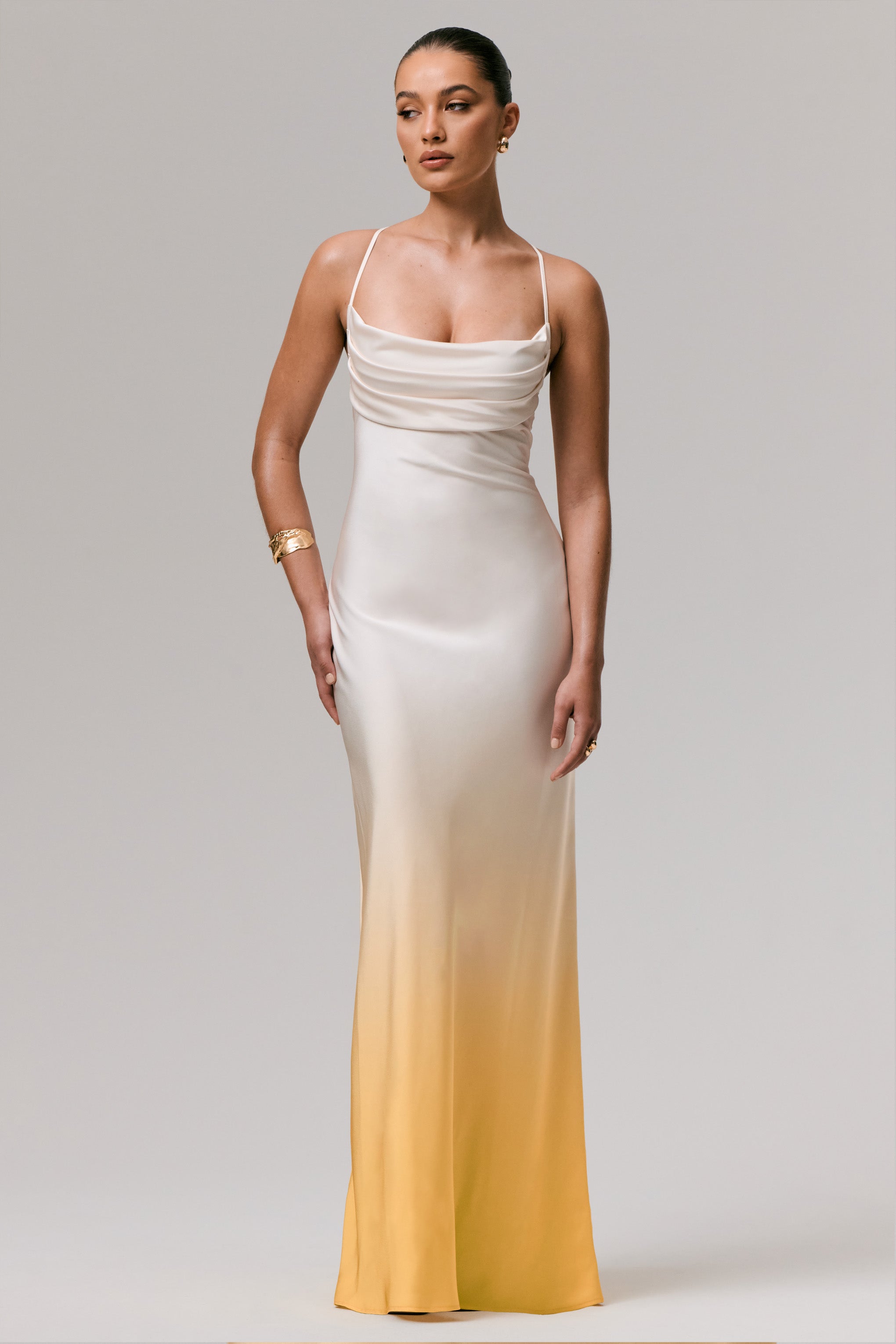 Lucie | Gelbes Ombré Satin-Maxikleid mit Wasserfallausschnitt
