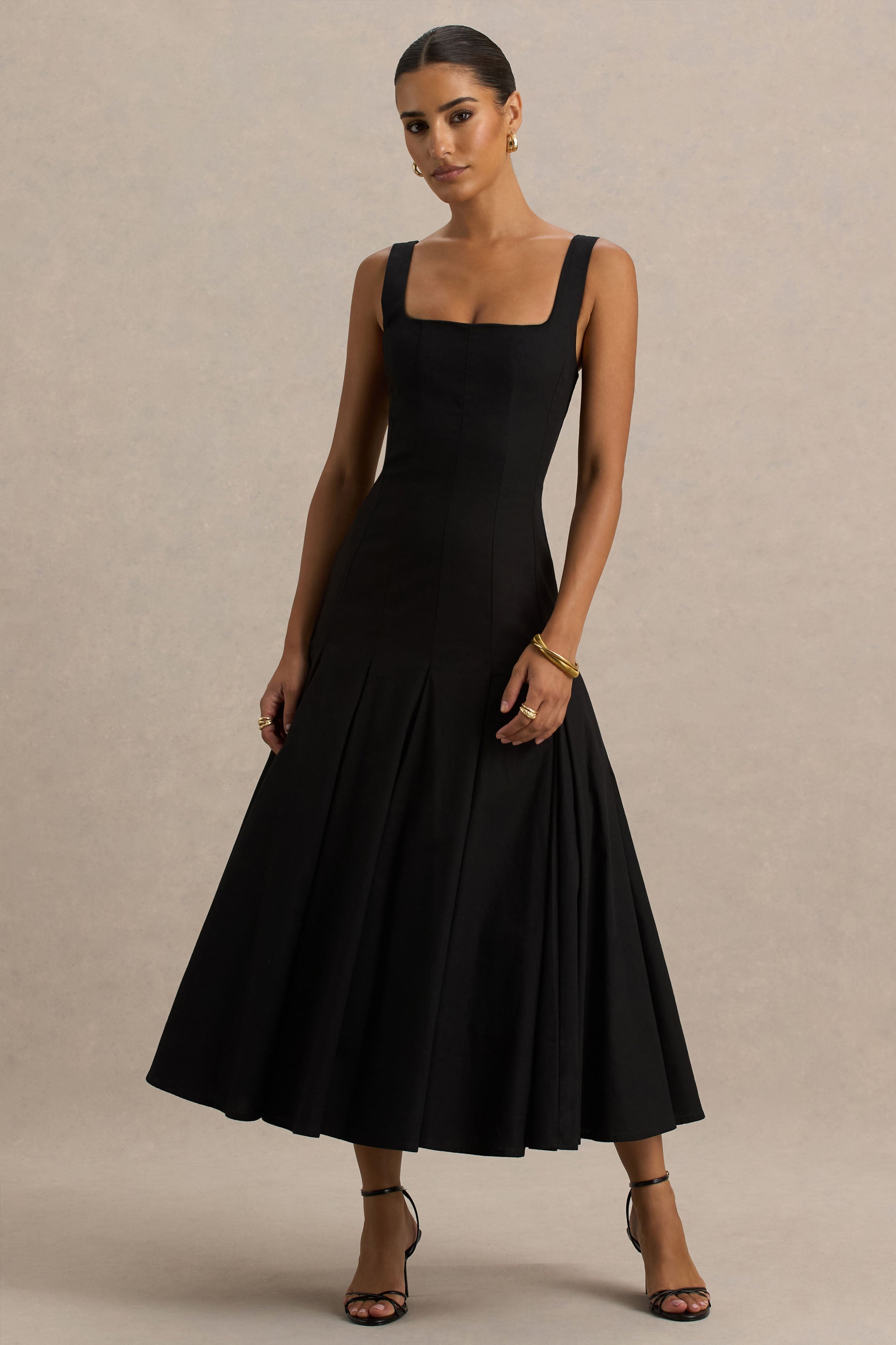Magnolia | Schwarzes Midikleid mit Rundhalsausschnitt, tief sitzender Taille und Rüschen-Details.