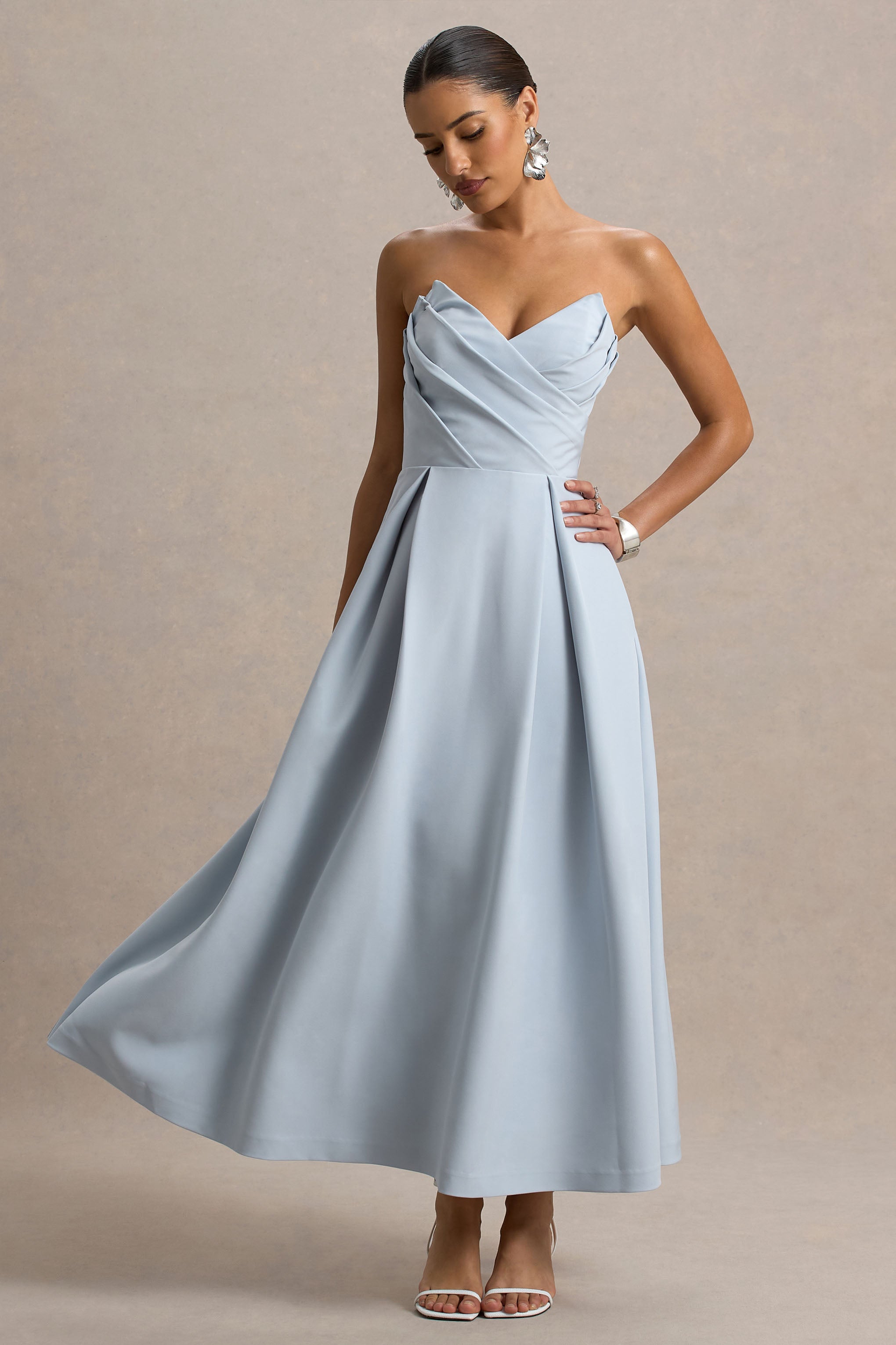 Reigning Beauty | Puderblaues Midikleid mit Sweetheart-Ausschnitt und Volantsaum