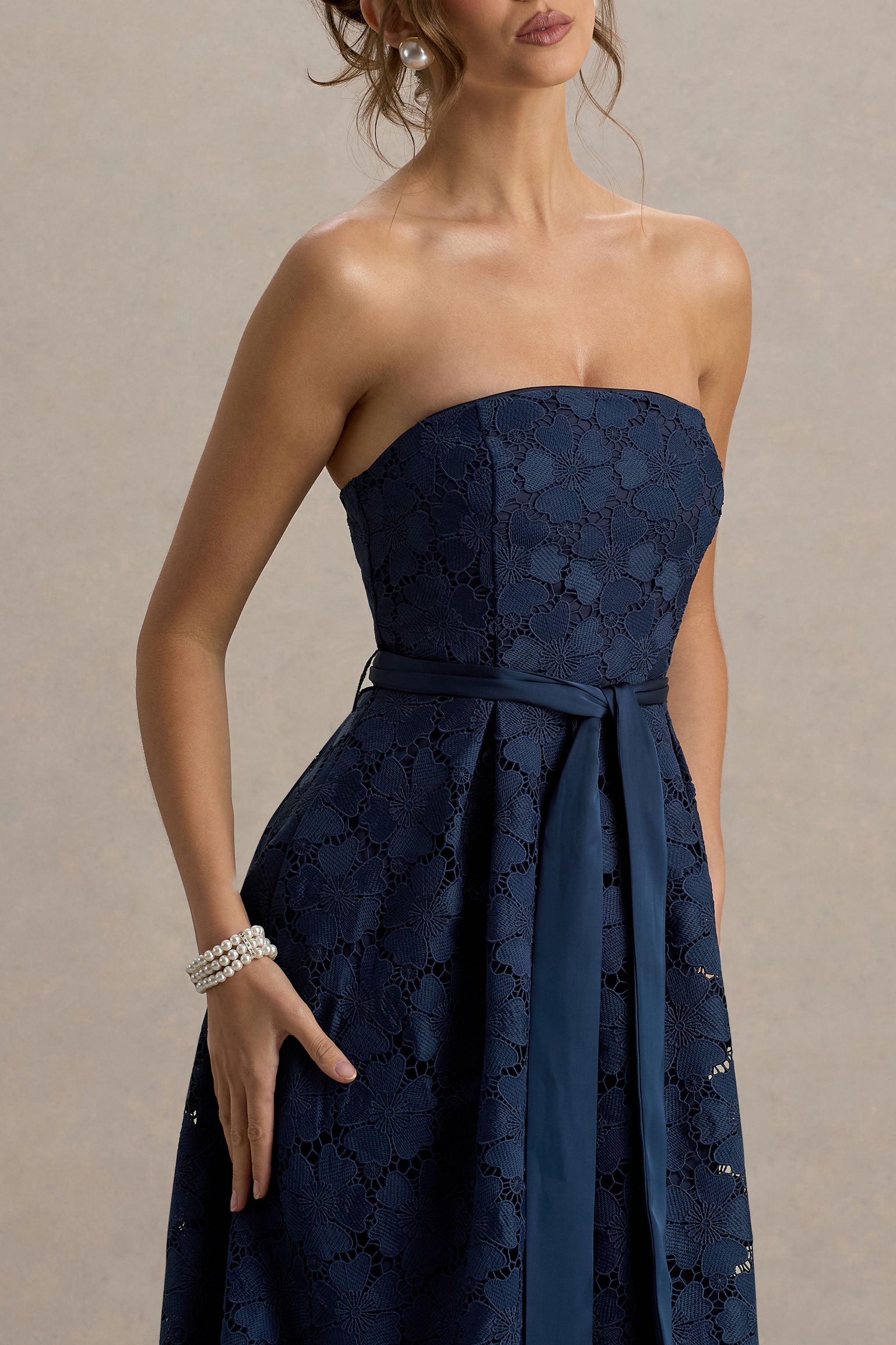 Shania | Marinenblaues Spitzen-Bandeau-Midikleid im Skater-Stil