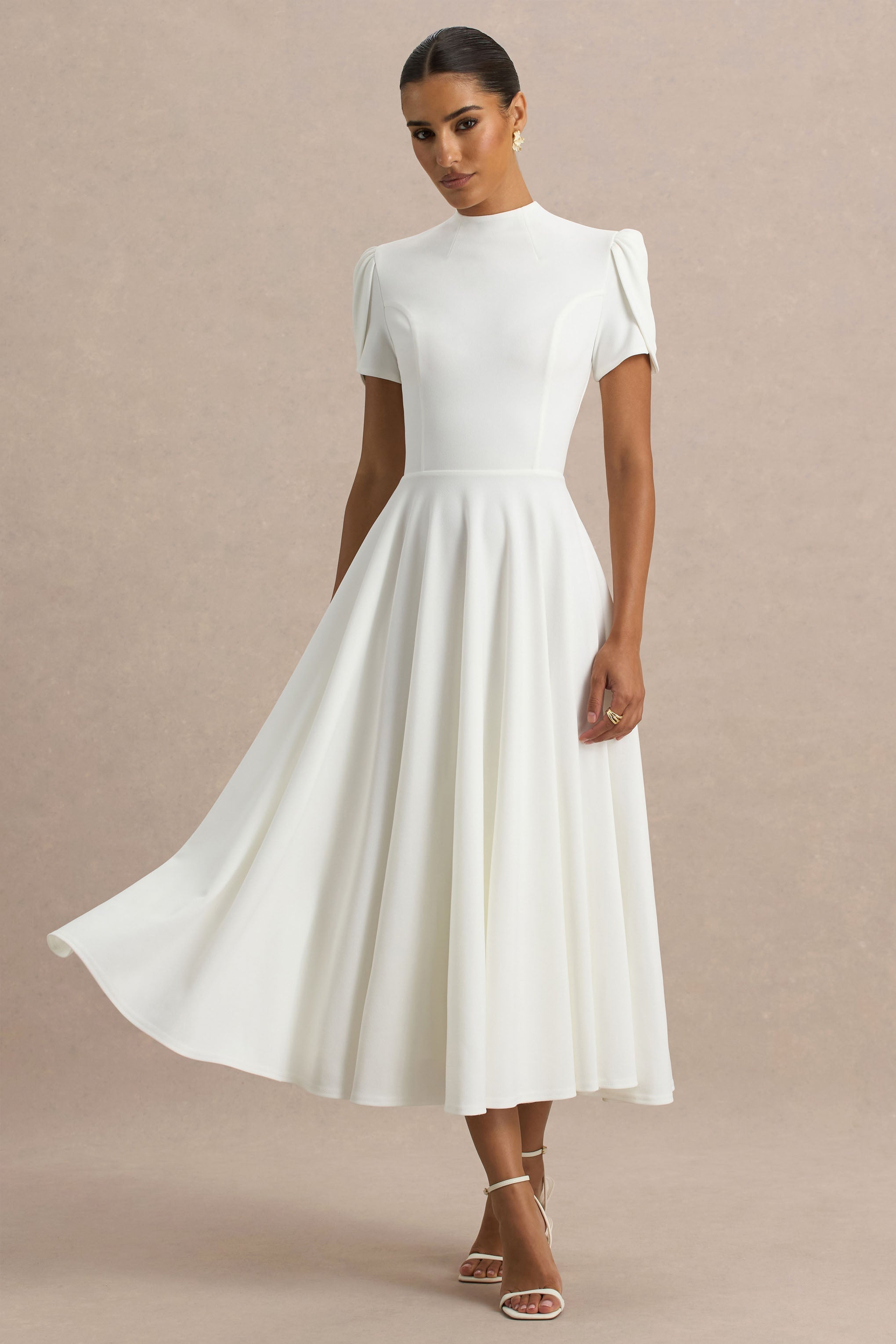 Vicky | Weißes Midikleid mit hohem Ausschnitt und Puffärmeln.